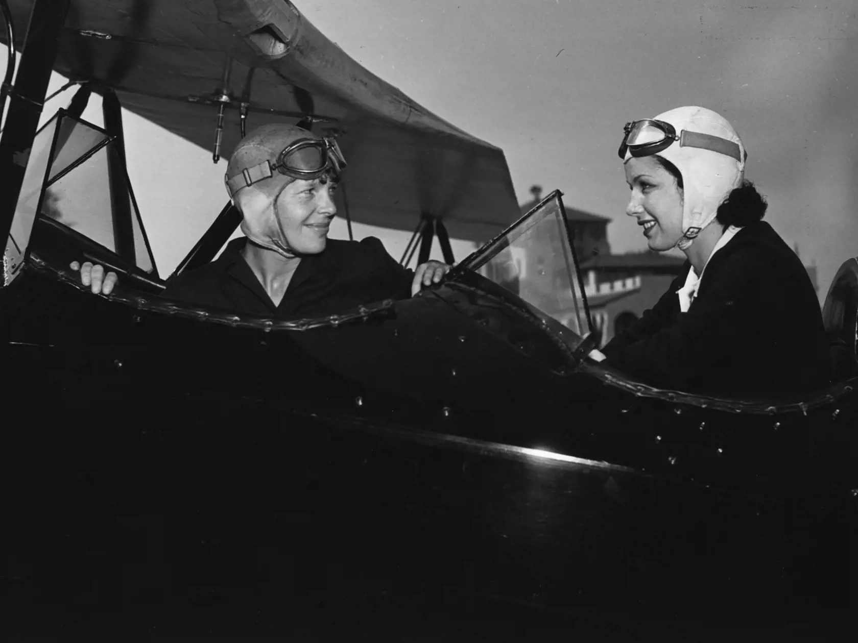 Earhartová sa so svojím lietadlom a navigátorom stratila bez stopy v roku 1937 nad Tichým oceánom počas pokusu obletieť zemeguľu. Jej zmiznutie sa pokúšali objasniť viaceré teórie.