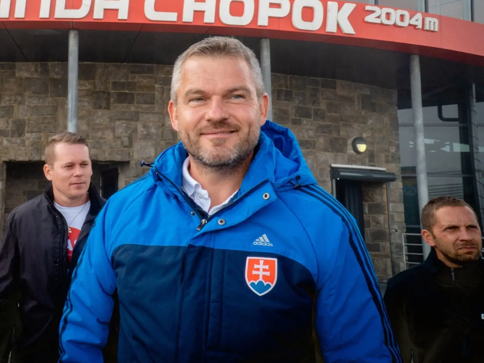 Líder strany Hlas - sociálna demokracia Peter Pellegrini zakladal počas leta svoju novú stranu a aj tomu prispôsobil svoj program. Napriek tomu vybehol na jednu z krás Slovenska: „Navštívili Oravu a Liptov, kde srdeční ľudia vytvorili skvelú atmosféru. Podpisy pre HLAS sme zbierali aj na najvyššom bode Pelletónu - na Chopku.“