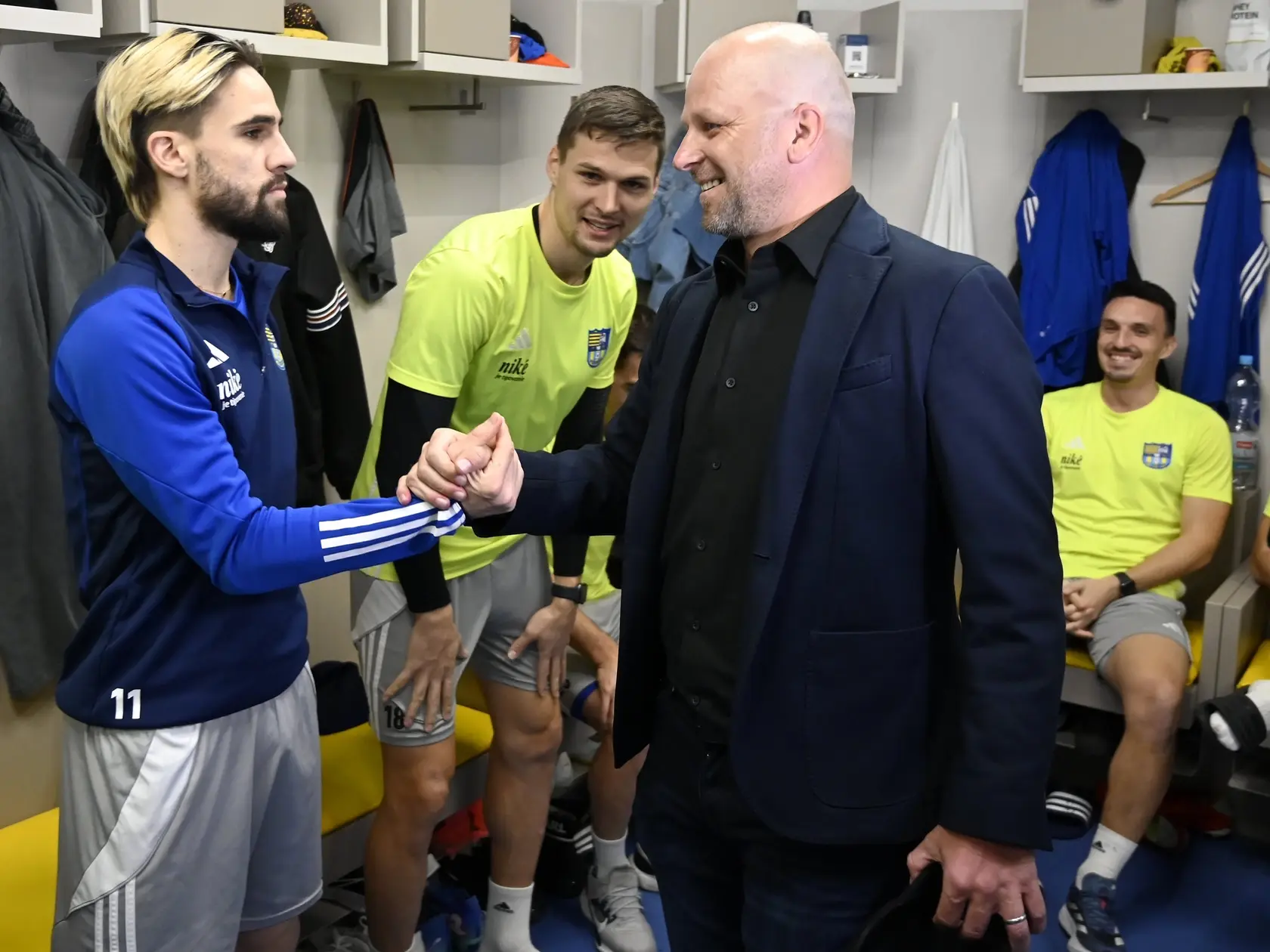 Na snímke nový športový riaditeľ FC Košice Marek Sapara si podáva ruku s hráčmi v šatni v priestoroch Košickej futbalovej arény 8. januára 2025 v Košiciach. FOTO TASR - Roman Hanc