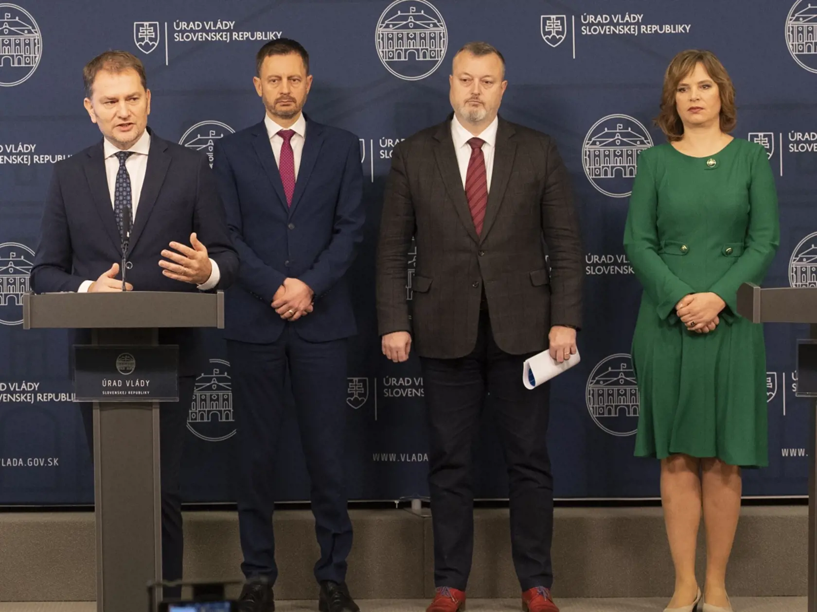 Na snímke je minister práce, sociálnych vecí a rodiny Milan Krajniak (Sme rodina), podpredseda vlády a minister financií Igor Matovič (OĽANO), predseda vlády Eduard Heger (OĽANO) a ministerka investícií, regionálneho rozvoja a informatizácie Veronika Remišová (Za ľudí) počas tlačovej konferencie o cenách energií pre domácnosti v Bratislave 1. decembra 2022.