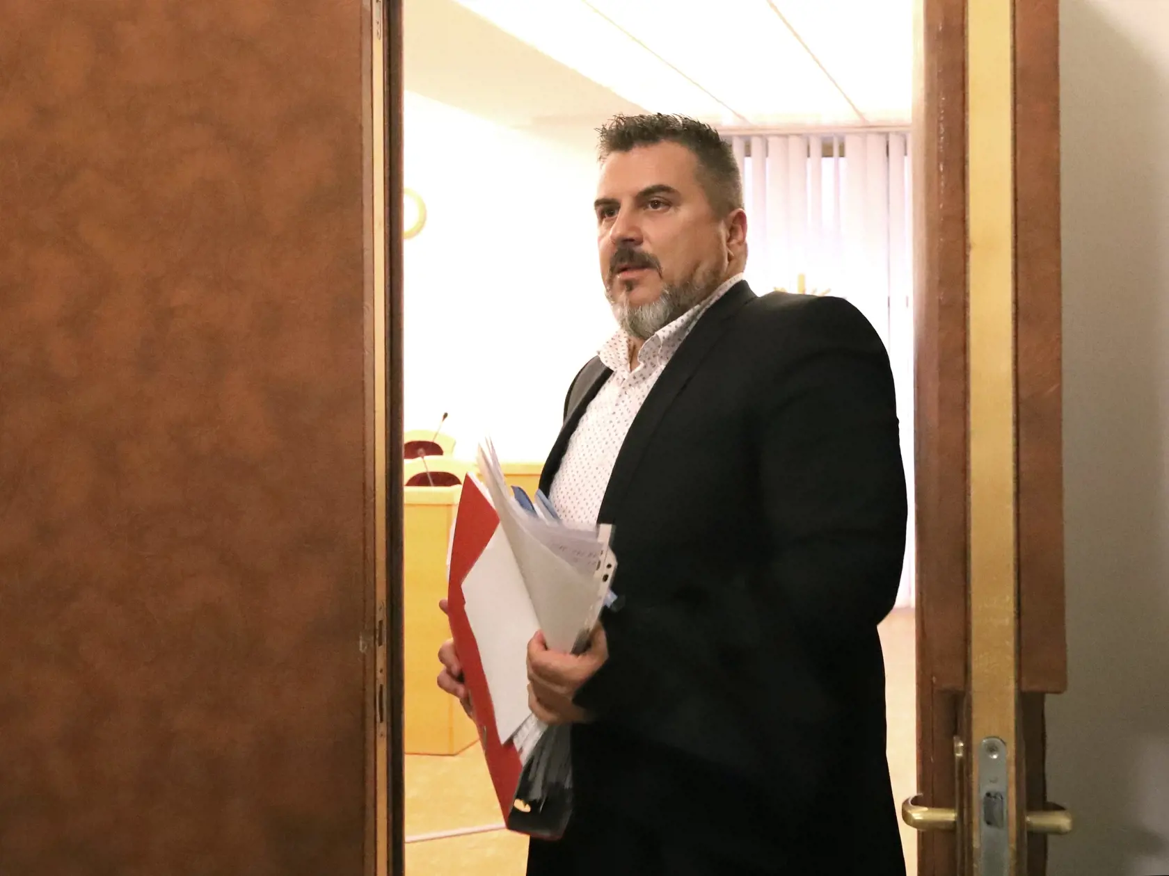 Proces s Mikulášom Č. a Jánom Kánom (na snímke), obžalovanými z vraždy poľského podnikateľa Grzegorza Szymaneka z roku 1997 na Okresnom súde v Banskej Bystrici dnes bolo bez prítomnosti Mikuláša Č. Na snímke obžalovaný Ján K., ktorého odsúdili na osem rokov. V Banskej Bystrici 7. novembra 2019. FOTO TASR - Ján Krošlák