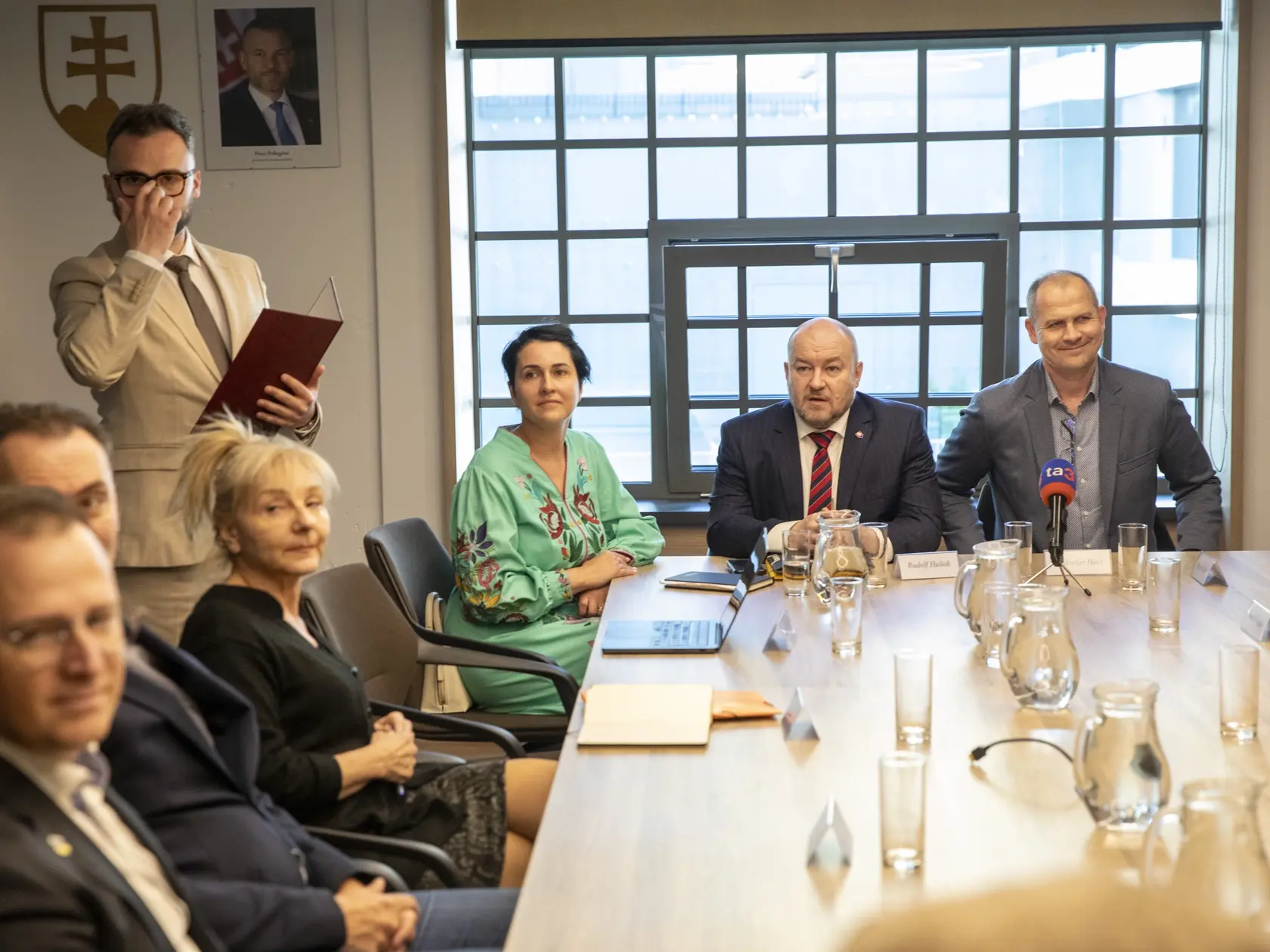 Na snimke je prvé zasadnutie Rady pre šport ministra Cestovného ruchu a športu Rudolfa Huliaka.
Minister Rudolf Huliak a predseda Rady Radoslav Hecl