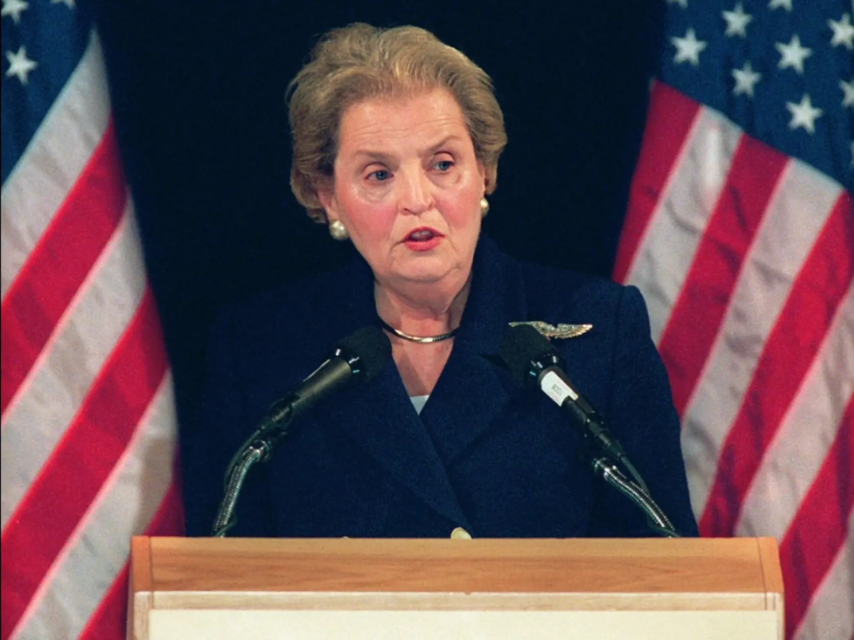 Madeleine Albrightová ako šéfka diplomacie pri prejave (10. apríla 1997)