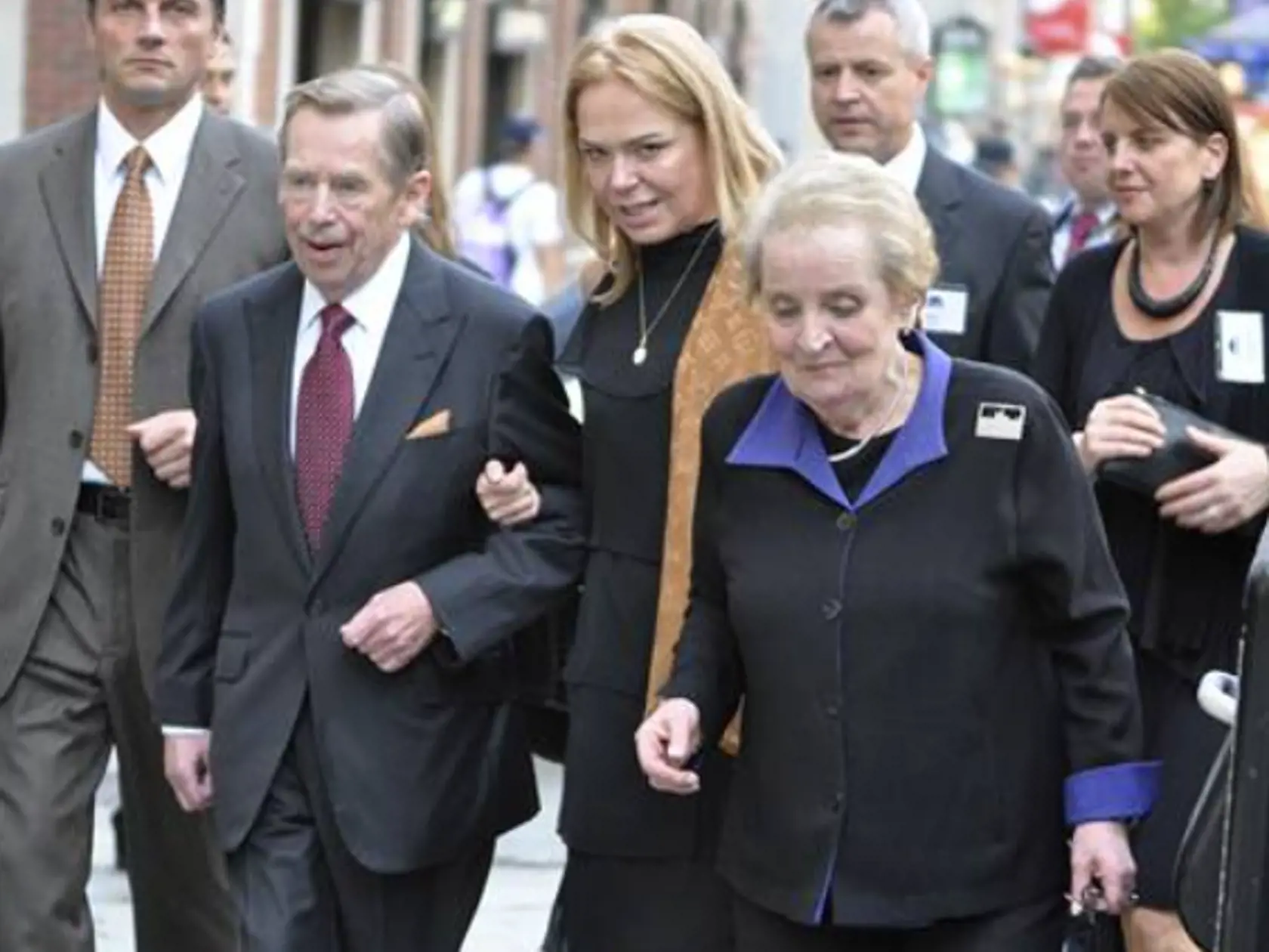 Madeleine Albrightová, Václav Havel s manželkou Dagmar Havlovou vo Filadelfii, pred premiérou hry Odchádzanie.
