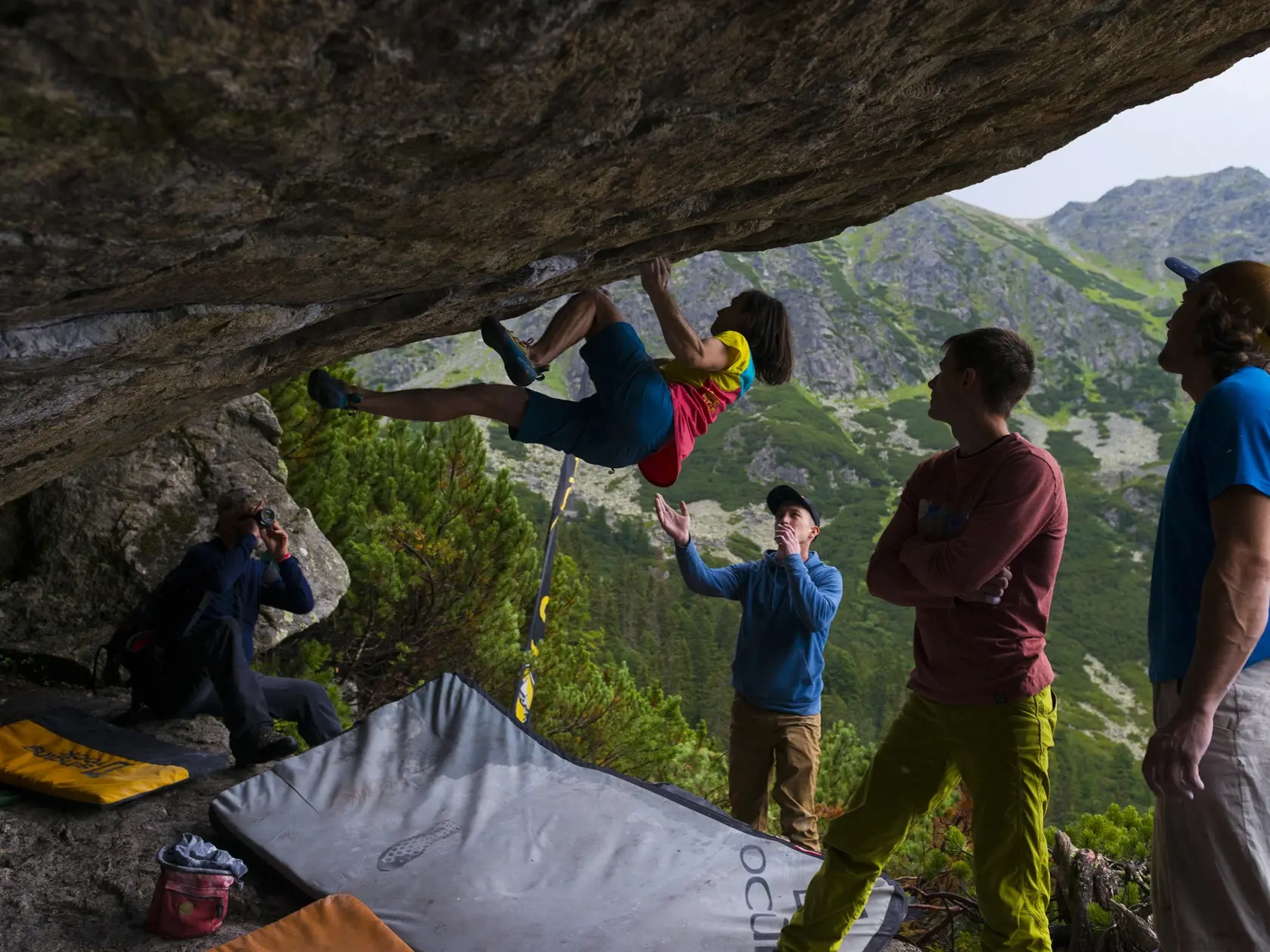 Boulderblast mal názov boulderingových pretekov v blízkosti Popradského plesa vo Vysokých Tatrách, ktorý sa konal 15. augusta 2020 ako súčasť 96. tradičného horolezeckého týždňa JAMES. Slovenský horolezecký spolok JAMES 96. THT JAMES zorganizoval v Horskom hoteli na Popradskom plese. Jeho súčasťou boli viaceré sprievodné podujatia, ktorých sa zúčastnili horolezci viacerých generácií. Slovenský ekvivalent slova bouldering je liepanie. Ide o horolezeckú disciplínu bez použitia lana na skalných útv