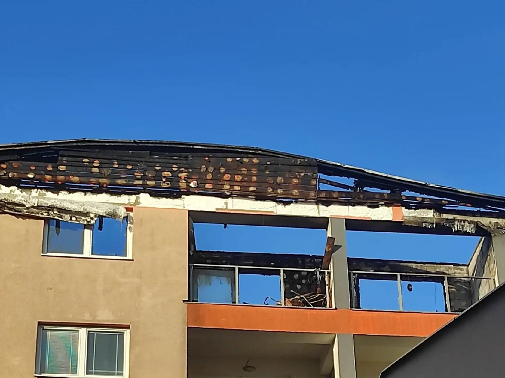 Ráno po požiari bytového komplexu