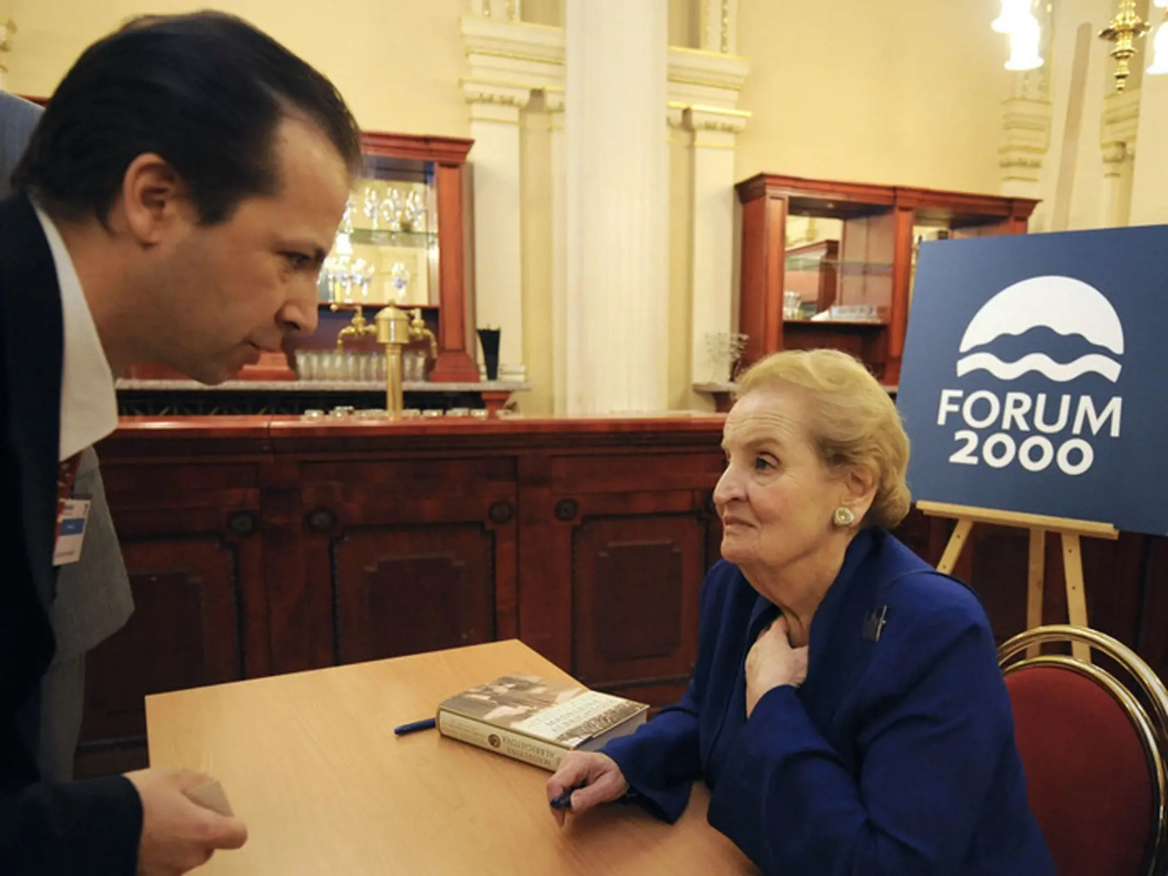 Madeleine Albrightová na autogramiáde v Prahe.