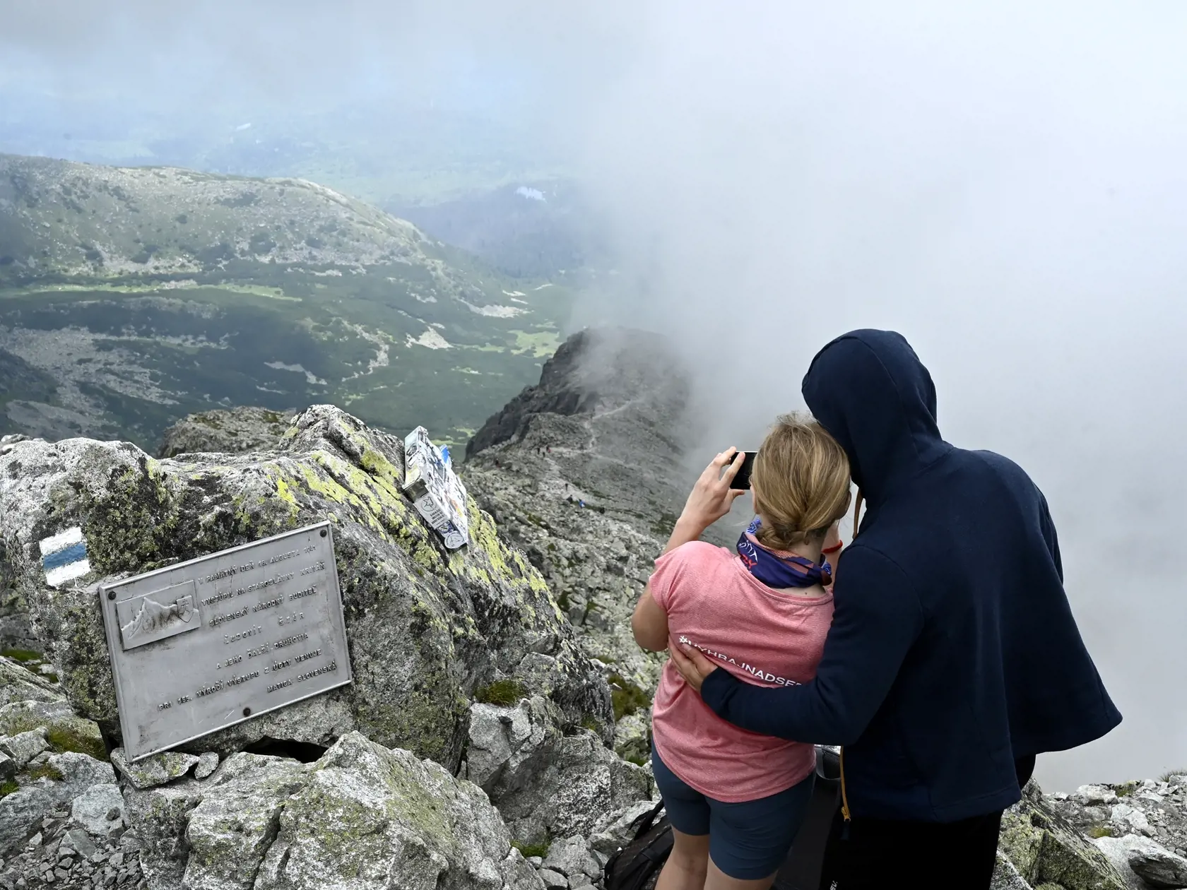 Turisti počas prázdninového výstupu na vrch Kriváň (2495 m) 26. júla 2020 vo Vysokých Tatrách. FOTO TASR - Radovan Stoklasa