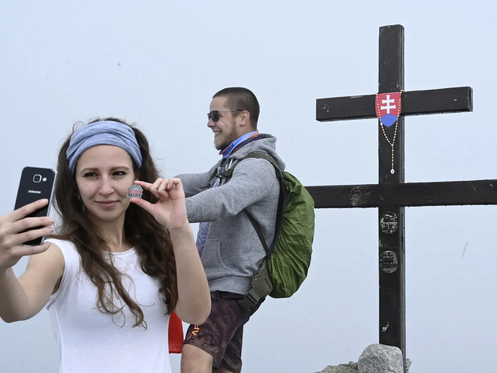 Turisti počas prázdninového výstupu na vrch Kriváň (2495 m) 26. júla 2020 vo Vysokých Tatrách. FOTO TASR - Radovan Stoklasa