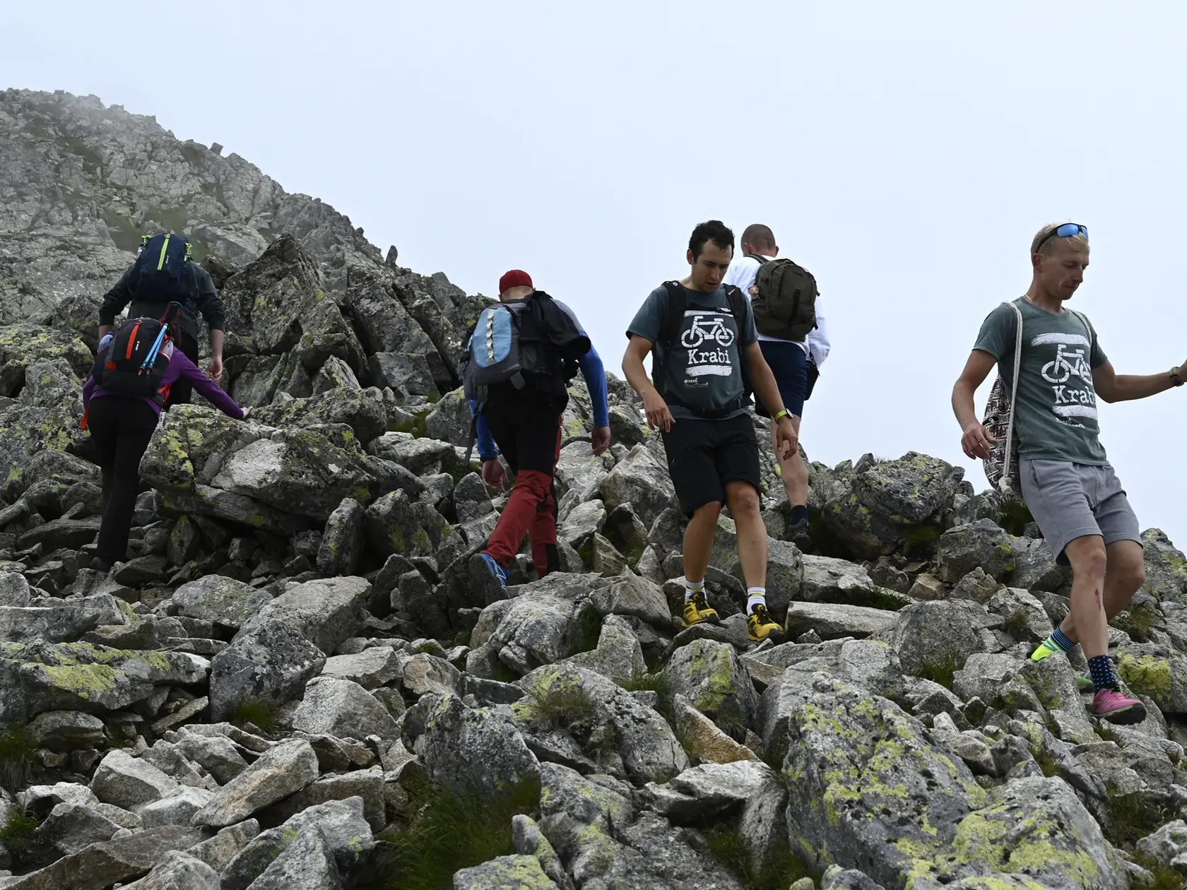 Turisti počas prázdninového výstupu na vrch Kriváň (2495 m) 26. júla 2020 vo Vysokých Tatrách. FOTO TASR - Radovan Stoklasa