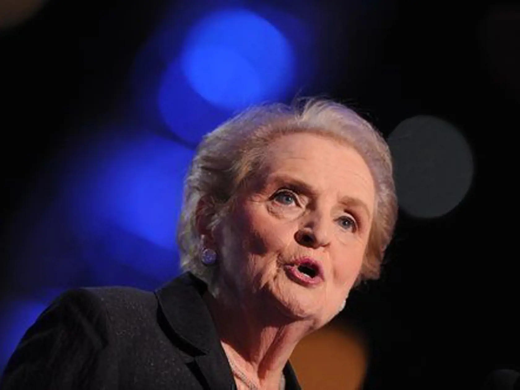 Madeleine Albrightová ako šéfka diplomacie pri prejave.