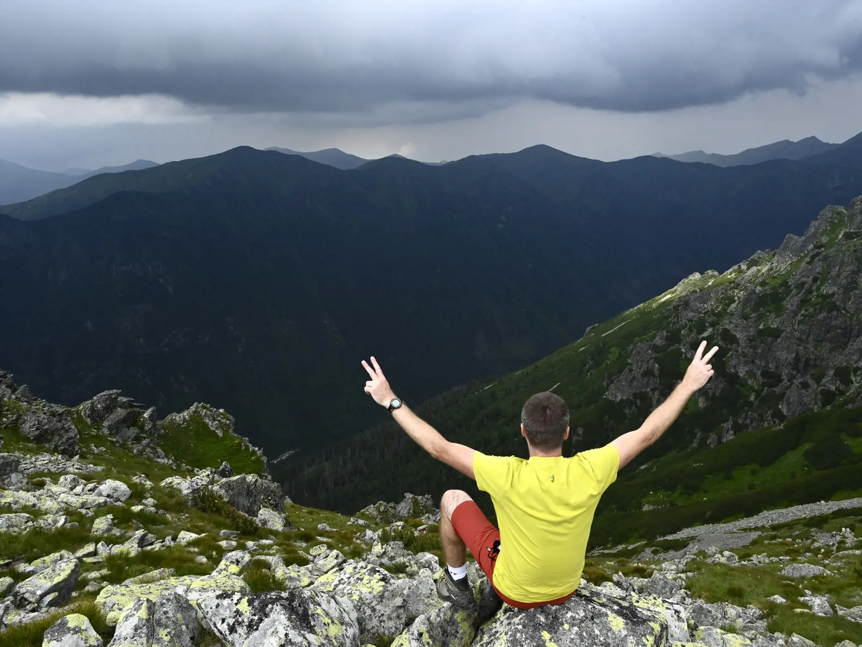Turista počas prázdninového výstupu na vrch Kriváň (2495 m) 26. júla 2020 vo Vysokých Tatrách. FOTO TASR - Radovan Stoklasa