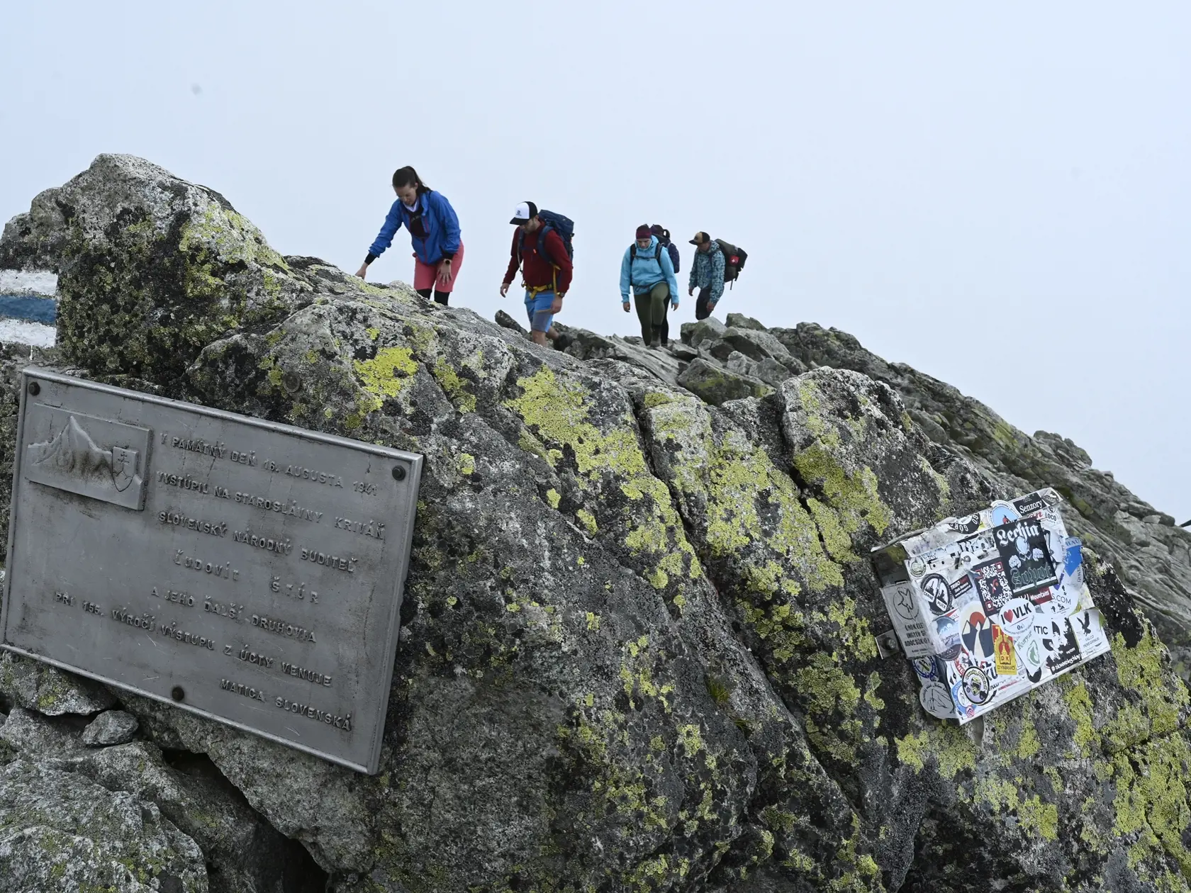 Turisti počas prázdninového výstupu na vrch Kriváň (2495 m) 26. júla 2020 vo Vysokých Tatrách. FOTO TASR - Radovan Stoklasa