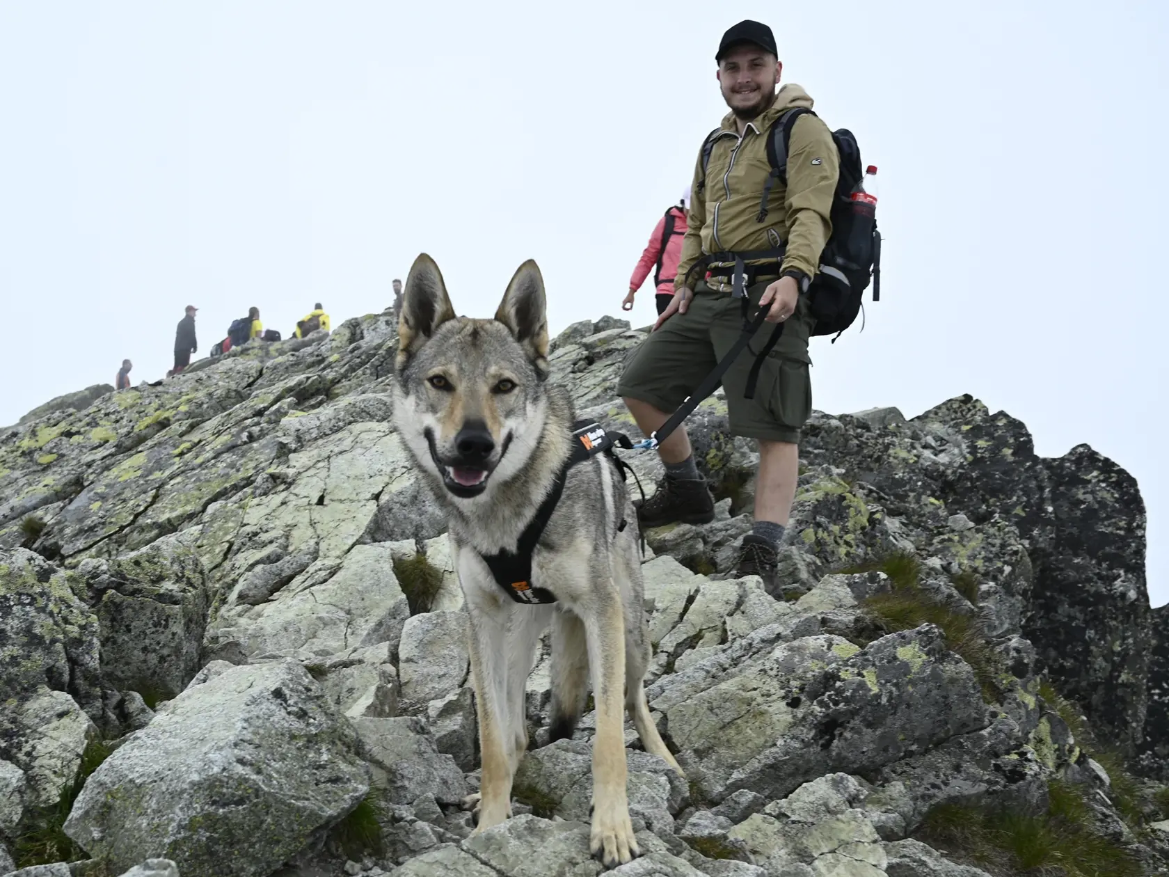 Turisti počas prázdninového výstupu na vrch Kriváň (2495 m) 26. júla 2020 vo Vysokých Tatrách. FOTO TASR - Radovan Stoklasa