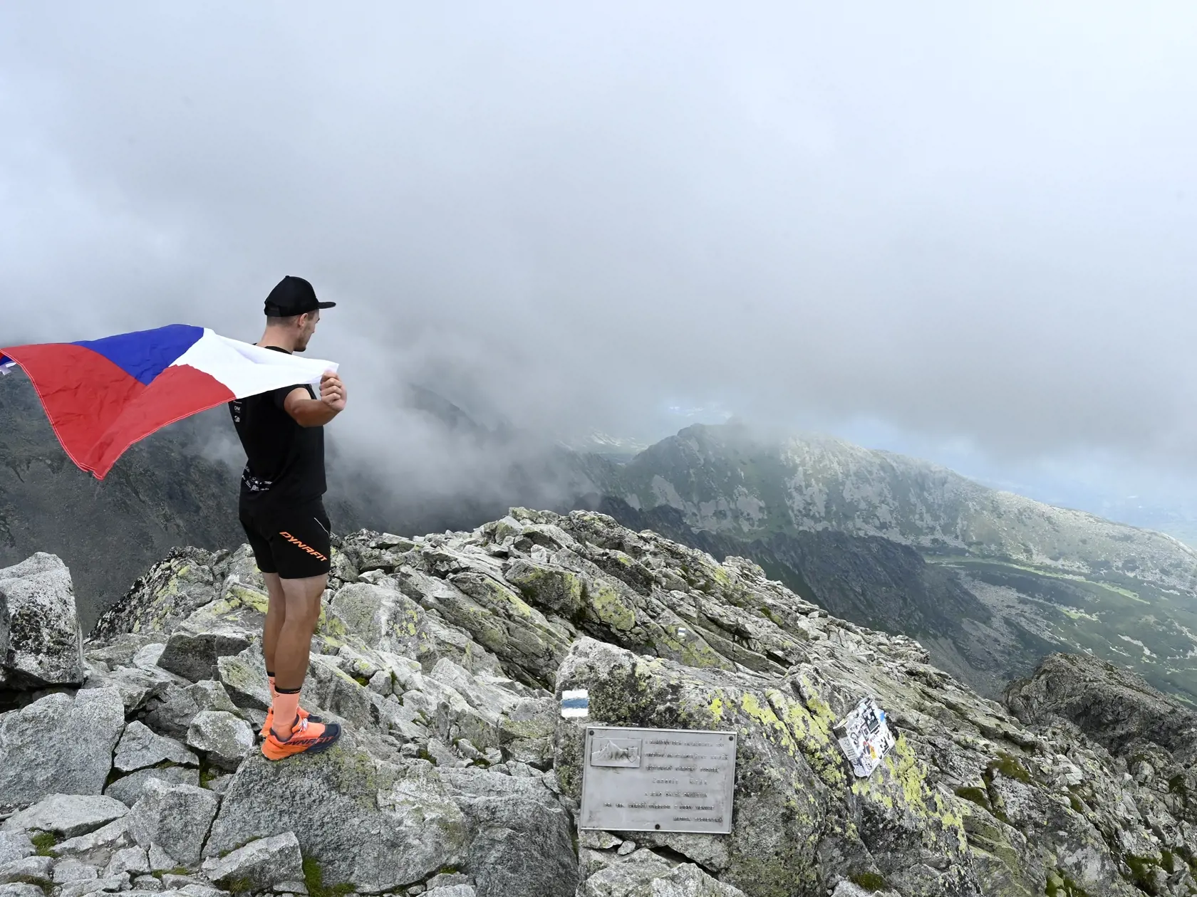Český turista počas prázdninového výstupu na vrch Kriváň (2495 m) 26. júla 2020 vo Vysokých Tatrách. FOTO TASR - Radovan Stoklasa