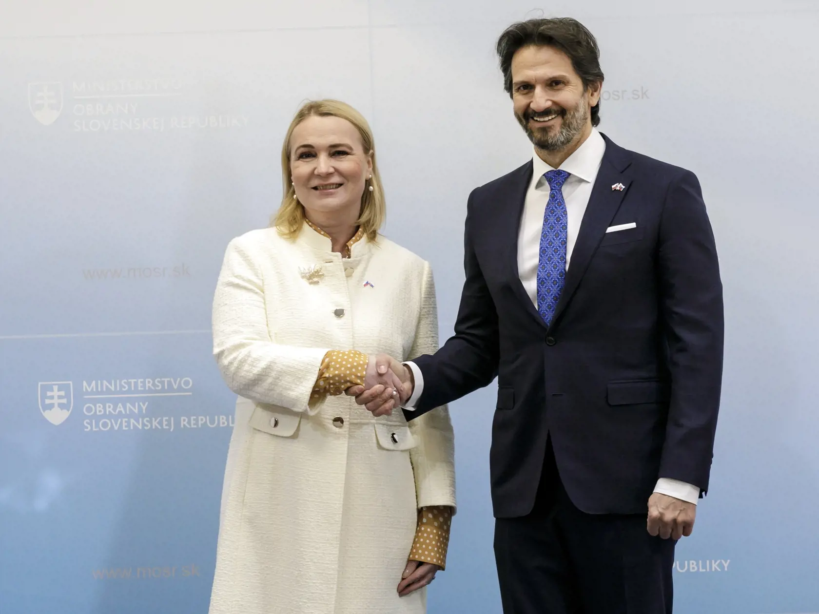 Na snímke podpredseda vlády a minister obrany SR Robert Kaliňák a ministerka obrany ČR Jana Černochová si podávajú ruky počas privítania pri príležitosti oficiálnej návštevy českej ministerky obrany na Slovensku v Bratislave 6. marca 2025. 