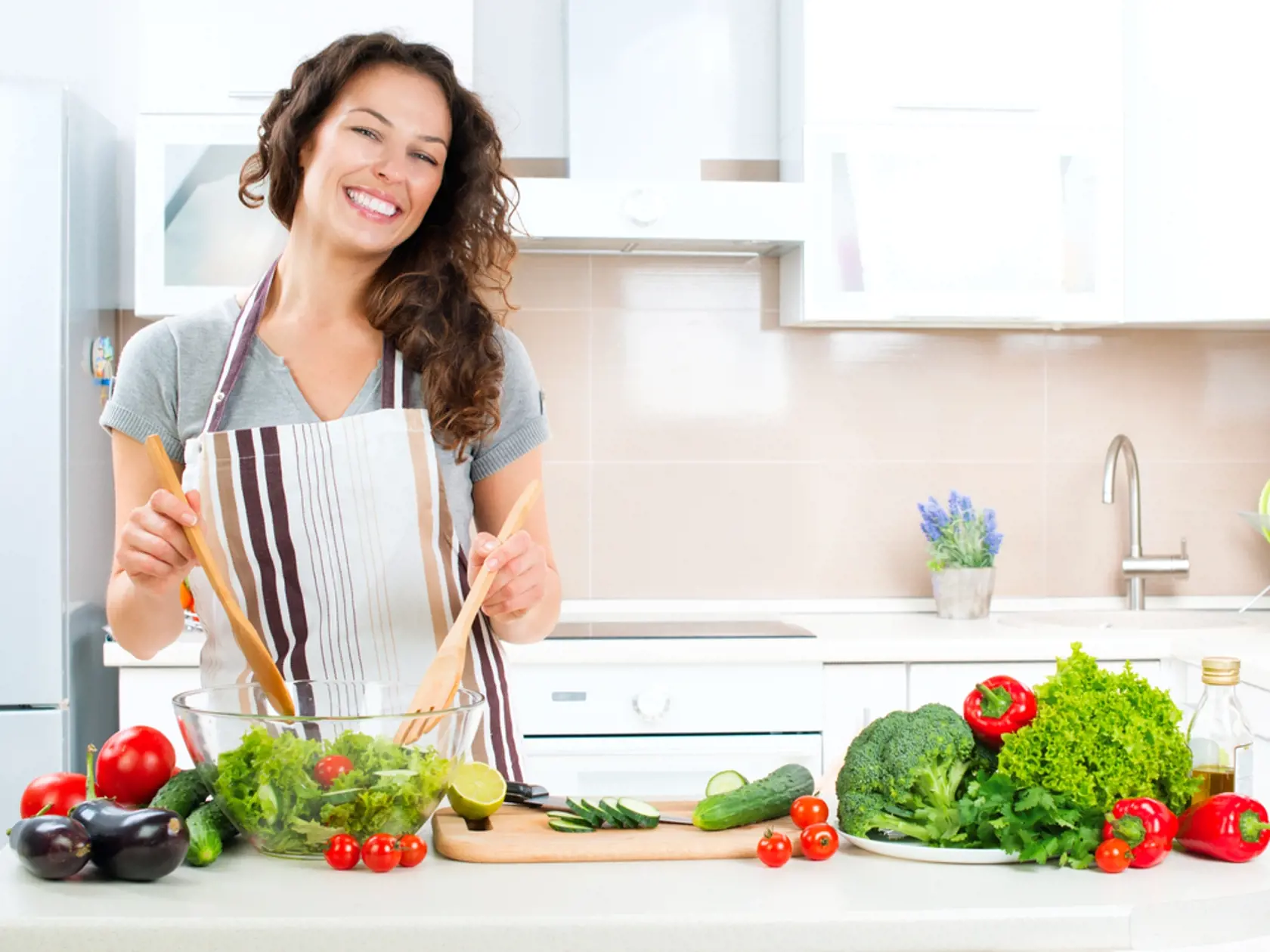 Potrebu vitamínu E pokryjete pestrou stravou. Je to skvelý antioxidant, chráni bunky pred poškodením voľnými radikálmi, podporuje imunitný systém a udržuje zdravú pokožku.
Zdroje: Oriešky, semená, rastlinné oleje, listová zelenina, obilniny.