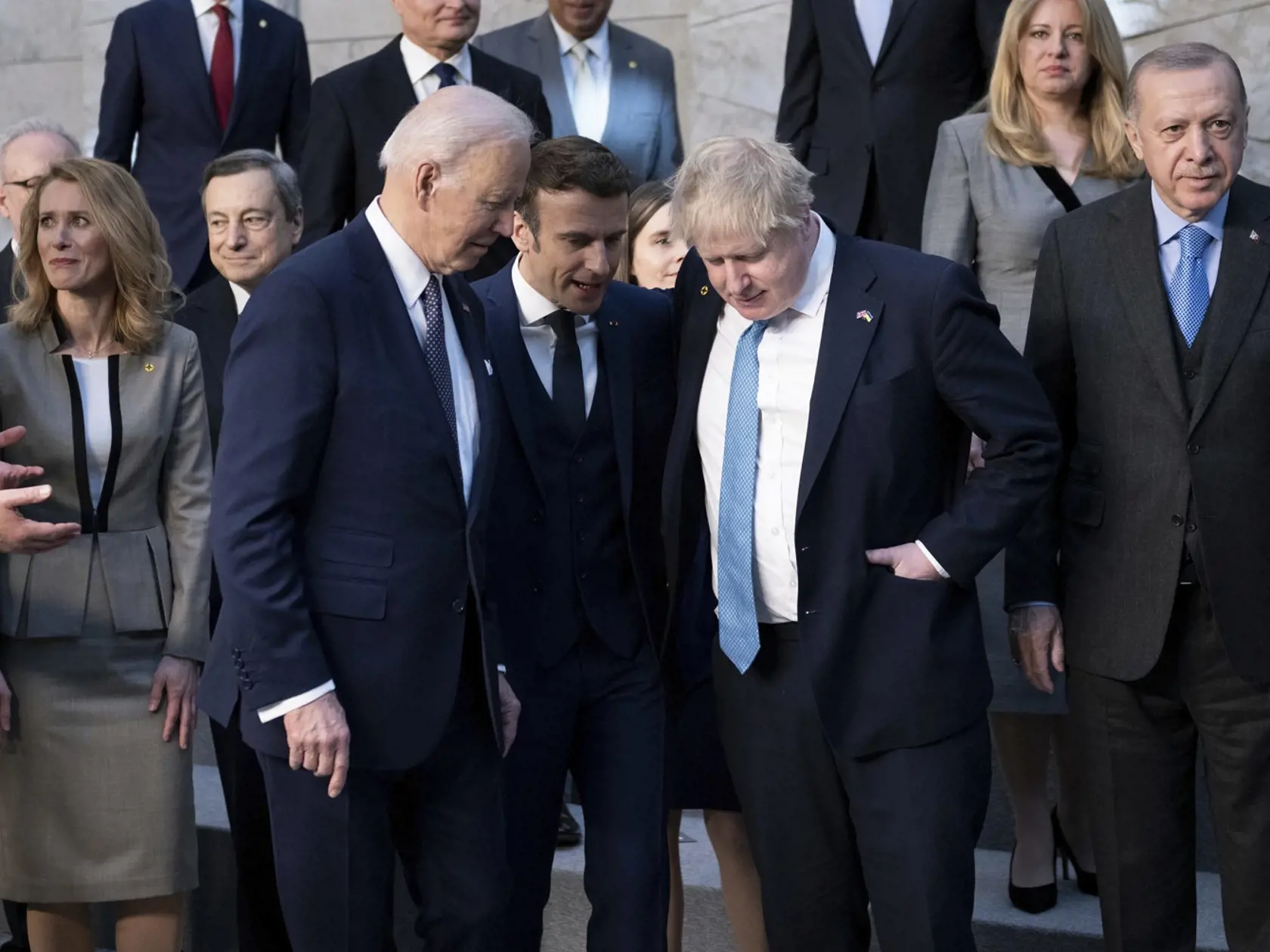 Na snímke je v pozadí druhá sprava slovenská prezidentka Zuzana Čaputová, dole v popredí zľava americký prezident Joe Biden a britský premiér Boris Johnson počas príchodu na summit NATO.