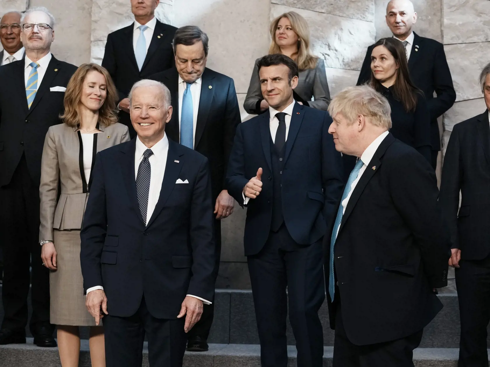 Na snímke je vľavo v popreí americký prezident Joe Biden, vľavo britský premiér Boris Johnson, uprostred franjcúzsky prezident Emmanuel Macron a v pozadí druá zľava slovenská prezidentka Zuzana Čaputová pózujú pre skupinovú fotografiu pred summitom NATO.