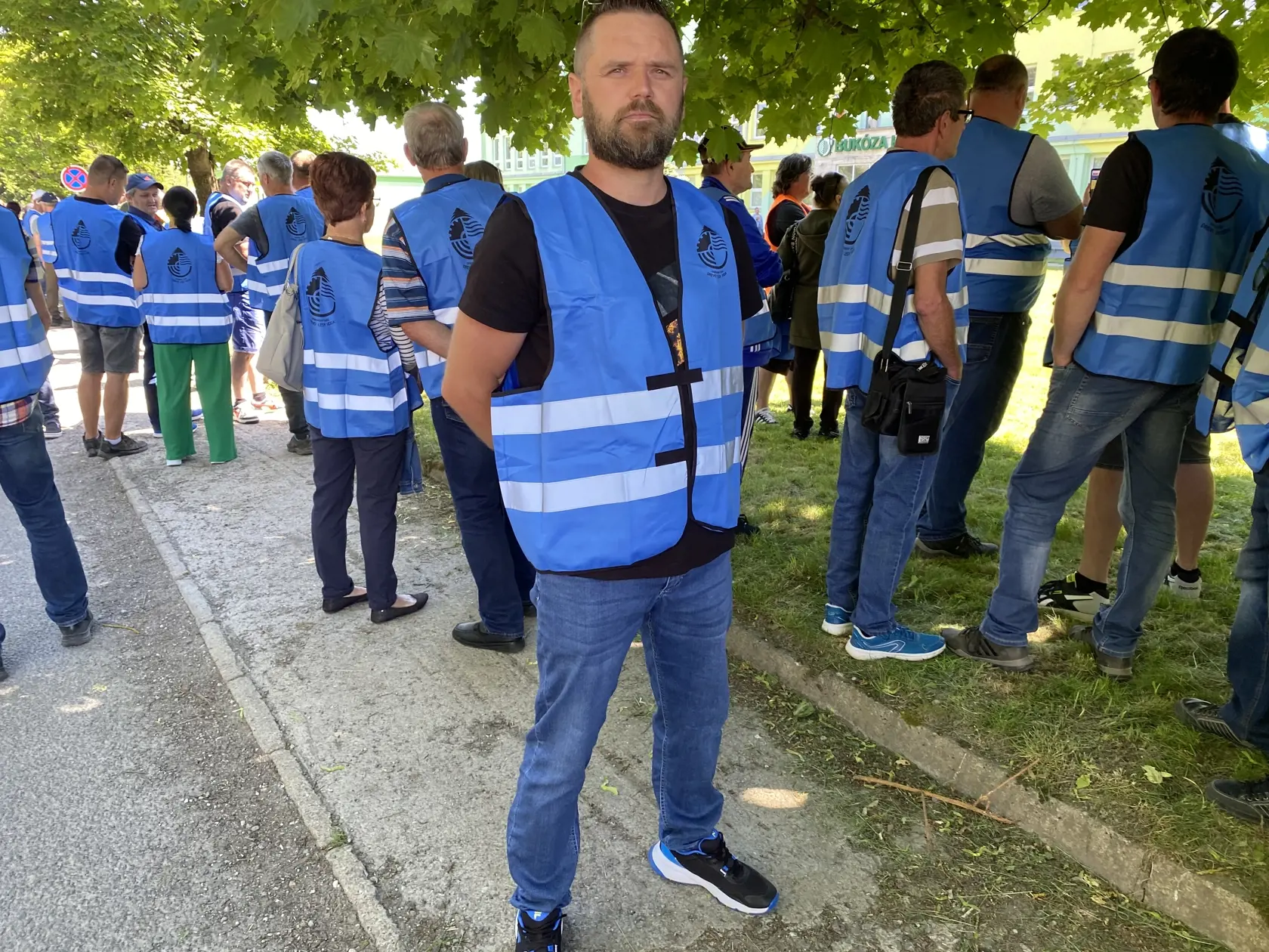 Dve malé deti má Jozef Balogáč z Humenného, do firmy dochádza 12 km. “Pracujem šesť rokov ako mechanik merania . Je to smutné. Kedysi táto fabrika dokázala uživiť 4-tisíc ľudí. Teraz tu pracuje necelá tisícka. Veľa ľudí bude mať problém si nájsť prácu, sú v preddôchodkovom veku,” povedal mysliac na viacerých zamestnancov, ktorí tu odpracovali celý svoj život.
