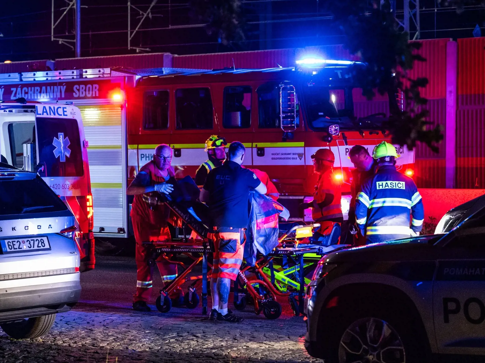 V Pardubiciach sa zrazil rýchlik s nákladným vlakom, zomreli 4 ľudia.