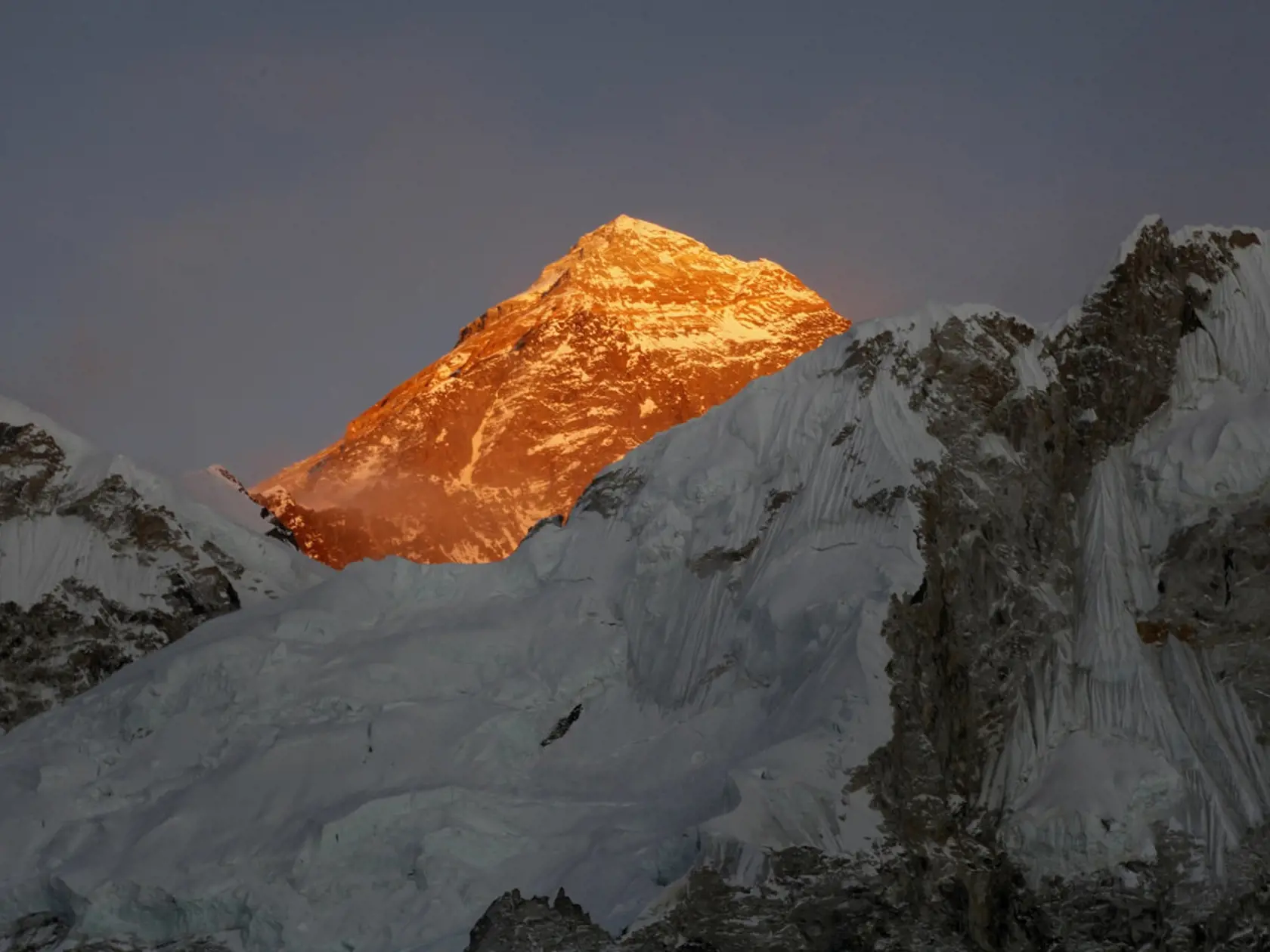Americký horolezec Donald Lynn Cash a Indka Anjali Kulkarniová zahynuli na najvyššej hore sveta Mount Everest. Obaja mali 55 rokov, ide o tretiu a štvrtú obeť tejto sezóny na Evereste.