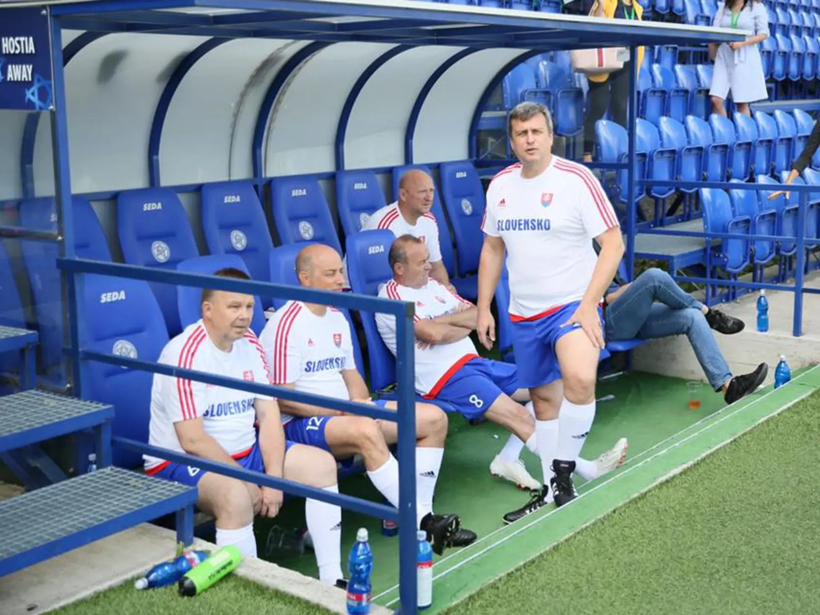 Ako správny kapitán, Danko velil futbalovému tímu aj na striedačke.