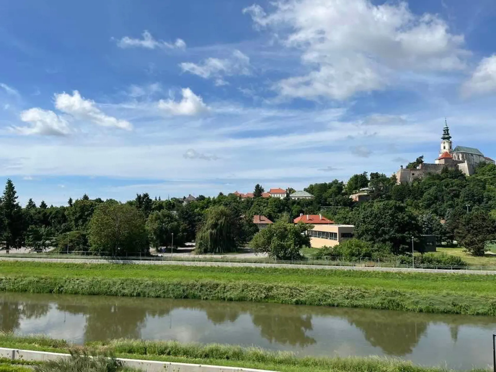 Pozemok na Parkovom nábreží medzi zápasníckou halou a Mostnou ulicou v Nitre patrí súkromnému investorovi. Plochu pri parku využívali ľudia na parkovanie a výbeh pre psy, ale užívali si aj prechádzky prírodou a nádhernú zeleň. Teraz sa to však mení - prebieha tu rozsiahly výrub stromov a domáci sú pobúrení!