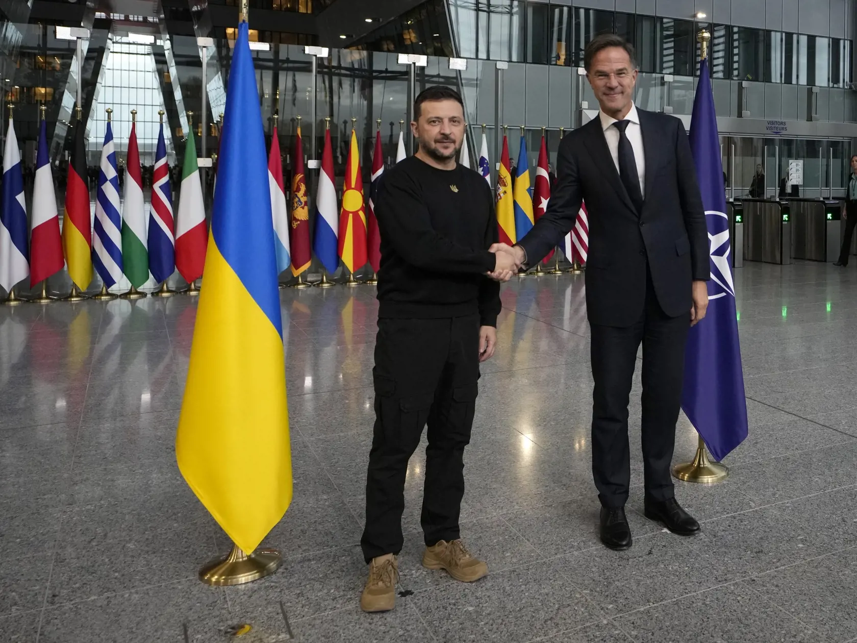 KK33 Brusel - Na snímke generálny tajomník NATO Mark Rutte (vpravo) a ukrajinský prezident Volodymyr Zelenskyj si podávajú ruky pred stretnutím v sídle NATO v Bruseli vo štvrtok 17. októbra 2024. FOTO TASR/AP
NATO Secretary General Mark Rutte, right, shakes hands with Ukraine's President Volodymyr Zelenskyy prior to a meeting at NATO headquarters in Brussels, Thursday, Oct. 17, 2024. (AP Photo/Virginia Mayo)
