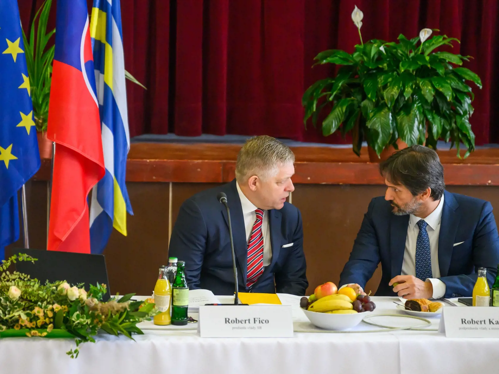 Zľava predseda vlády SR Robert Fico a vicepremiér a minister obrany SR Robert Kaliňák.