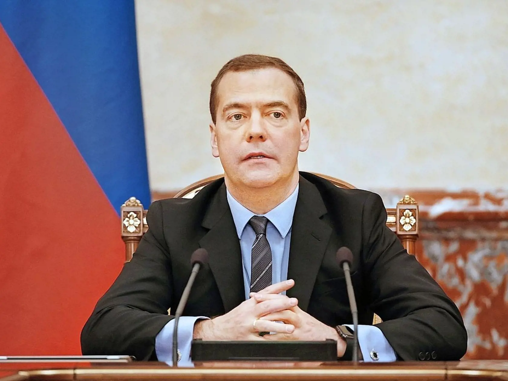 Ruský premiér Dmitrij Medvedev je evidentne fanúšikom inteligentných hodiniek.