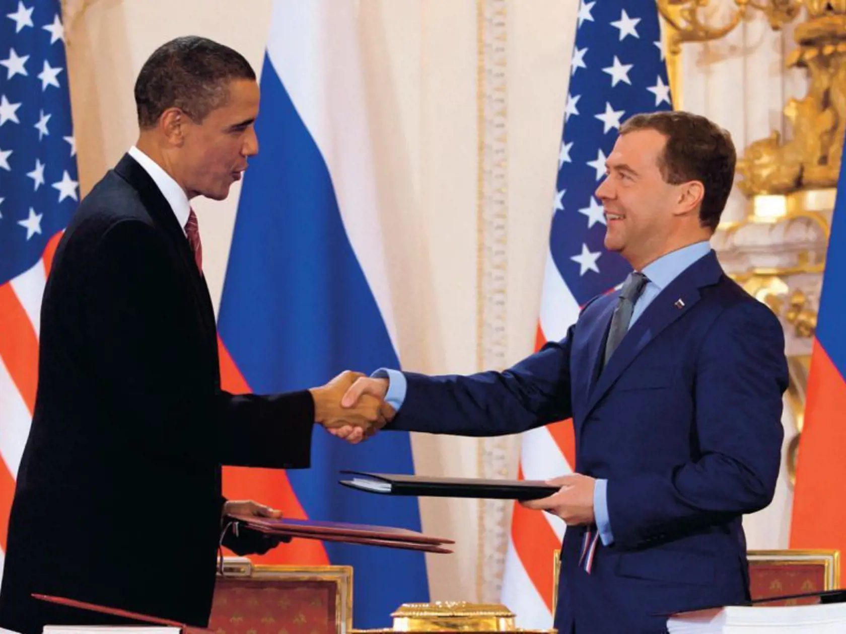 Barack Obama a Dmitrij Medvedev majú vždy atómový kufrík vo svojej blízkosti.