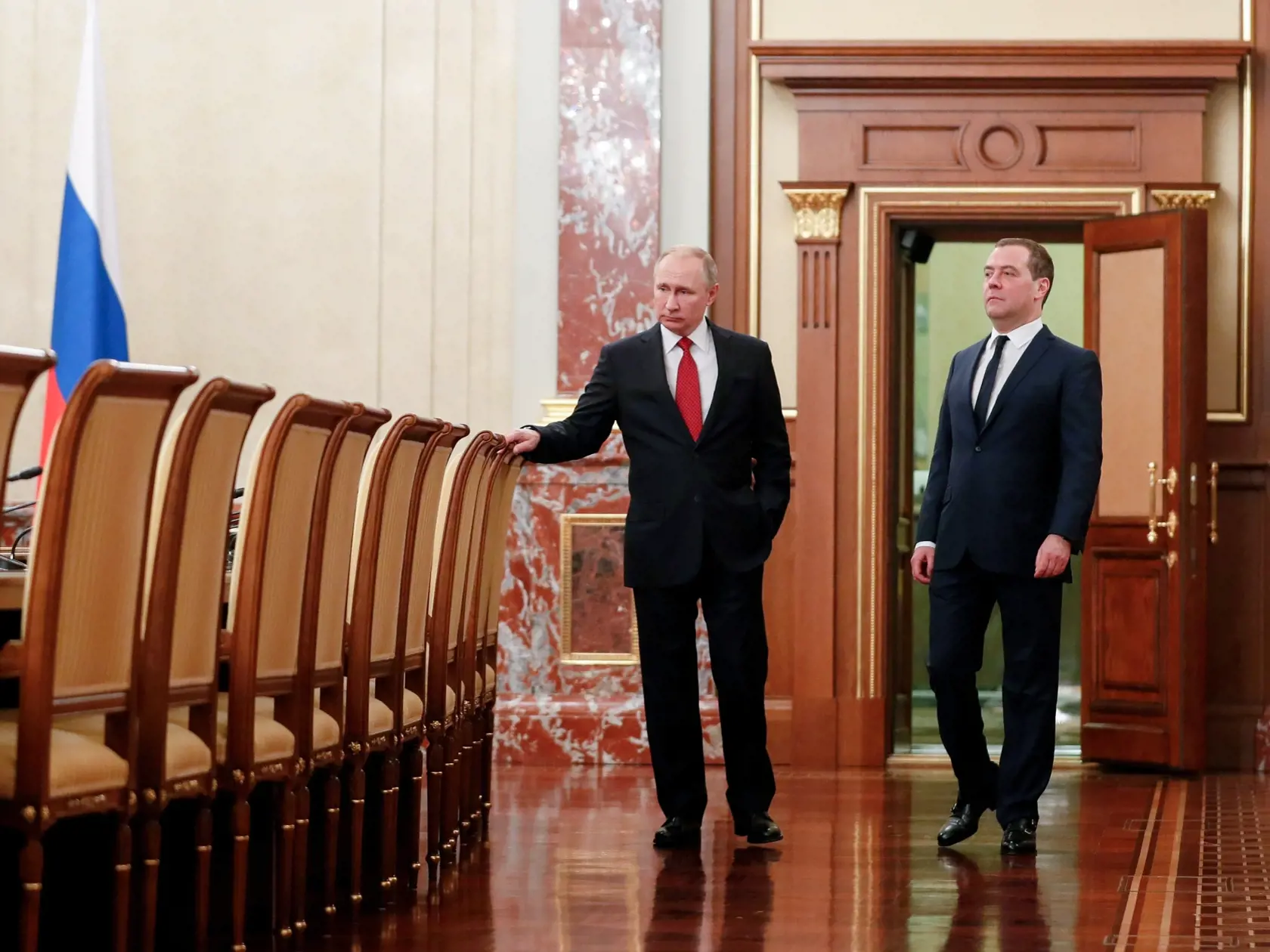 WA 33 Moskva - Ruský premiér Dmitrij Medvedev (vpravo) a ruský prezident Vladimir Putin sa rozprávajú pred začiatkom zasadnutia vlády v Moskve v stredu 15. januára 2020. Medvedev predložil v stredu svoju rezignáciu prezidentovi Putinovi. FOTO TASR/AP

Russian President Vladimir Putin, right, and Russian Prime Minister Dmitry Medvedev talk to each other prior to a cabinet meeting in Moscow, Russia, Wednesday, Jan. 15, 2020. The Tass news agency reports Wednesday that Russian Prime Minister Dmitry