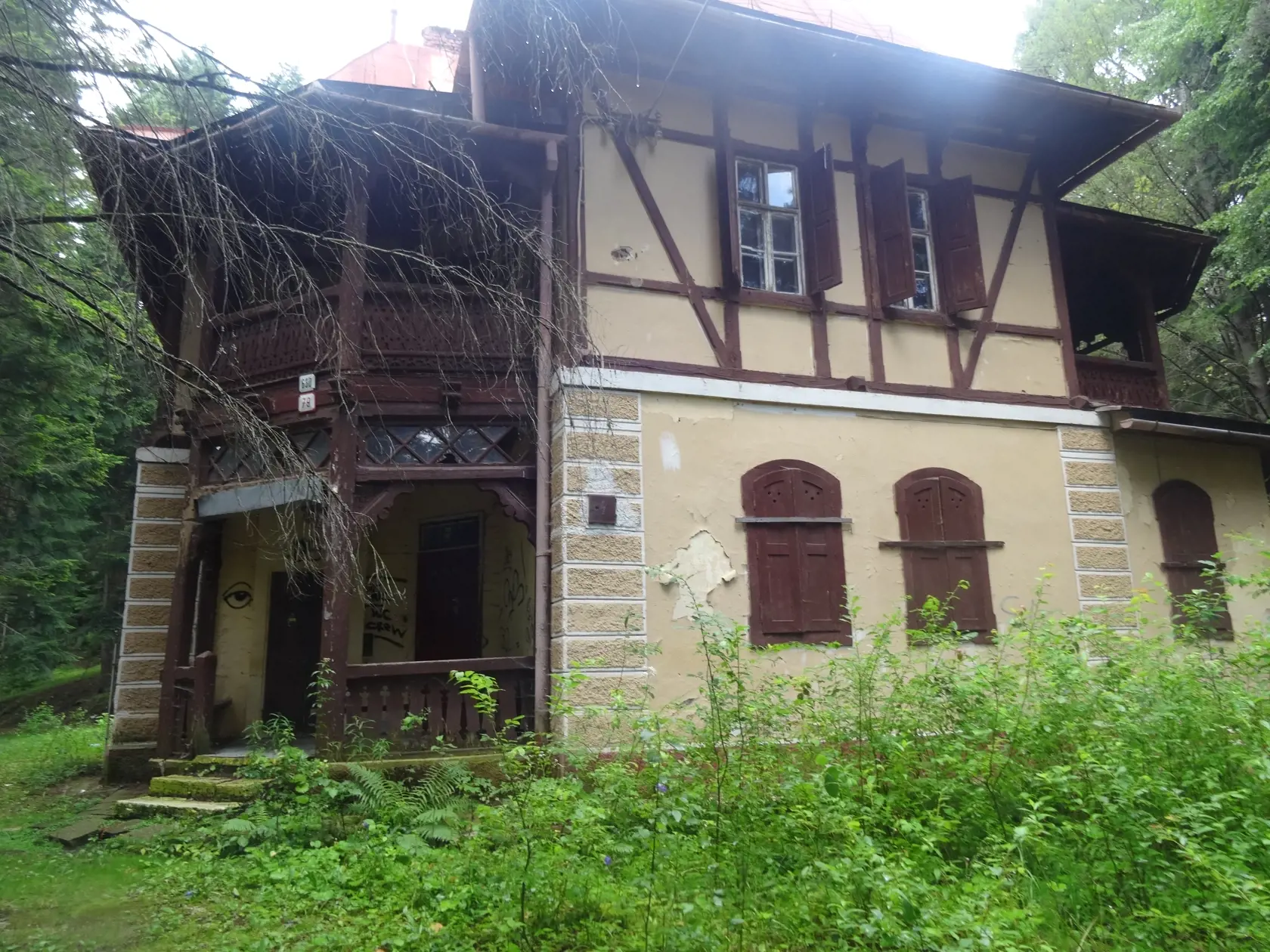 Kúpeľný dom Pionier je v úbohom stave, potreboval by rekonštrukciu. Aktuálny vlastník sa o svoj majetok nestará.