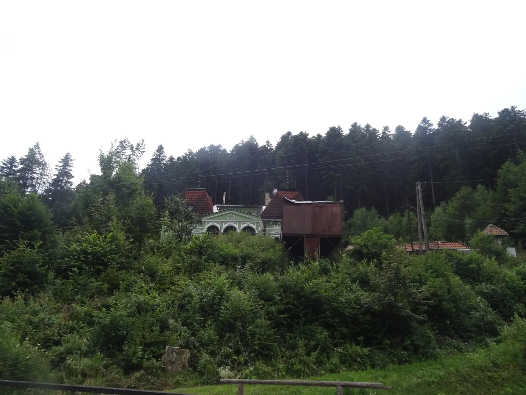 Niekdajší Kúpeľný dom Dorottya patril v minulosti podnikateľovi Jozefovi Májskemu. Keď vedel, že sa base nevyhne, rýchlo ho predal. Dnes je to súkromná vilka určená na oddych a relax majiteľov.