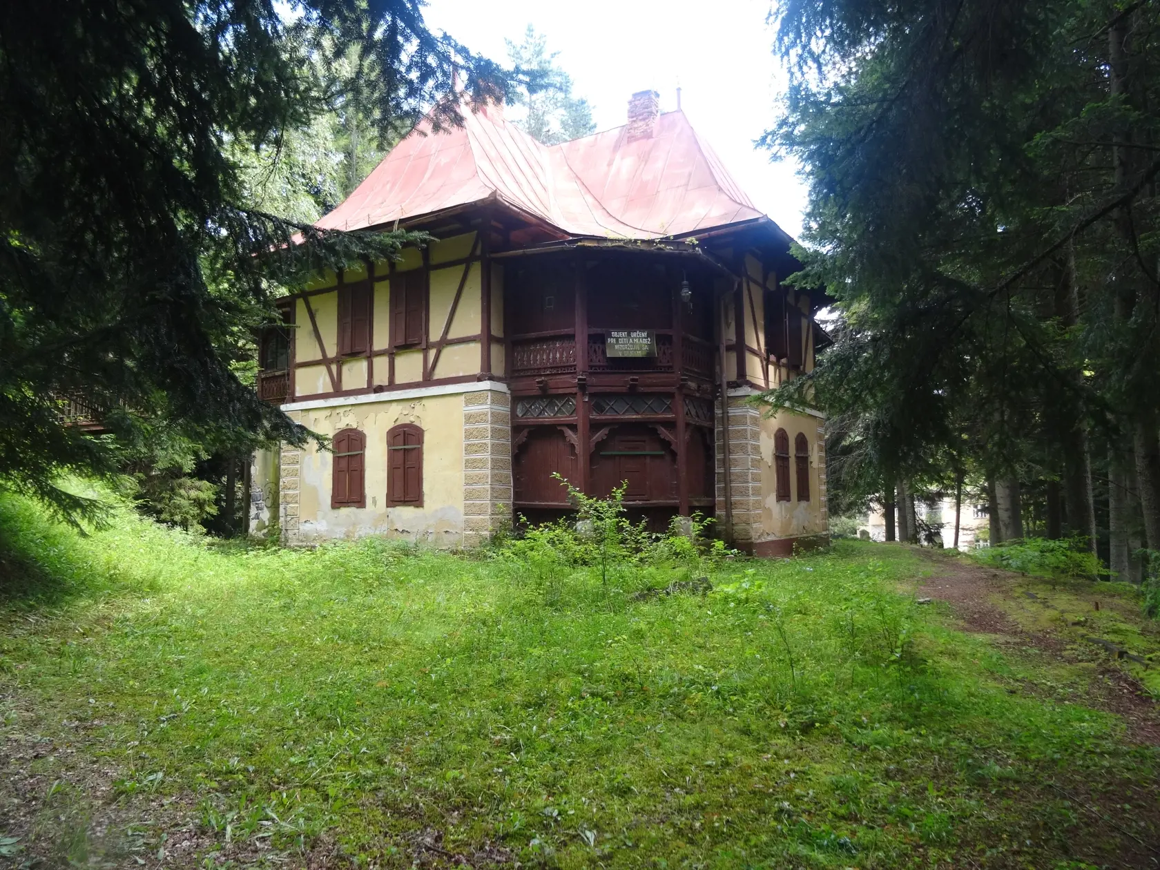Kúpeľný dom Pionier je v úbohom stave, potreboval by rekonštrukciu. Aktuálny vlastník sa o svoj majetok nestará.