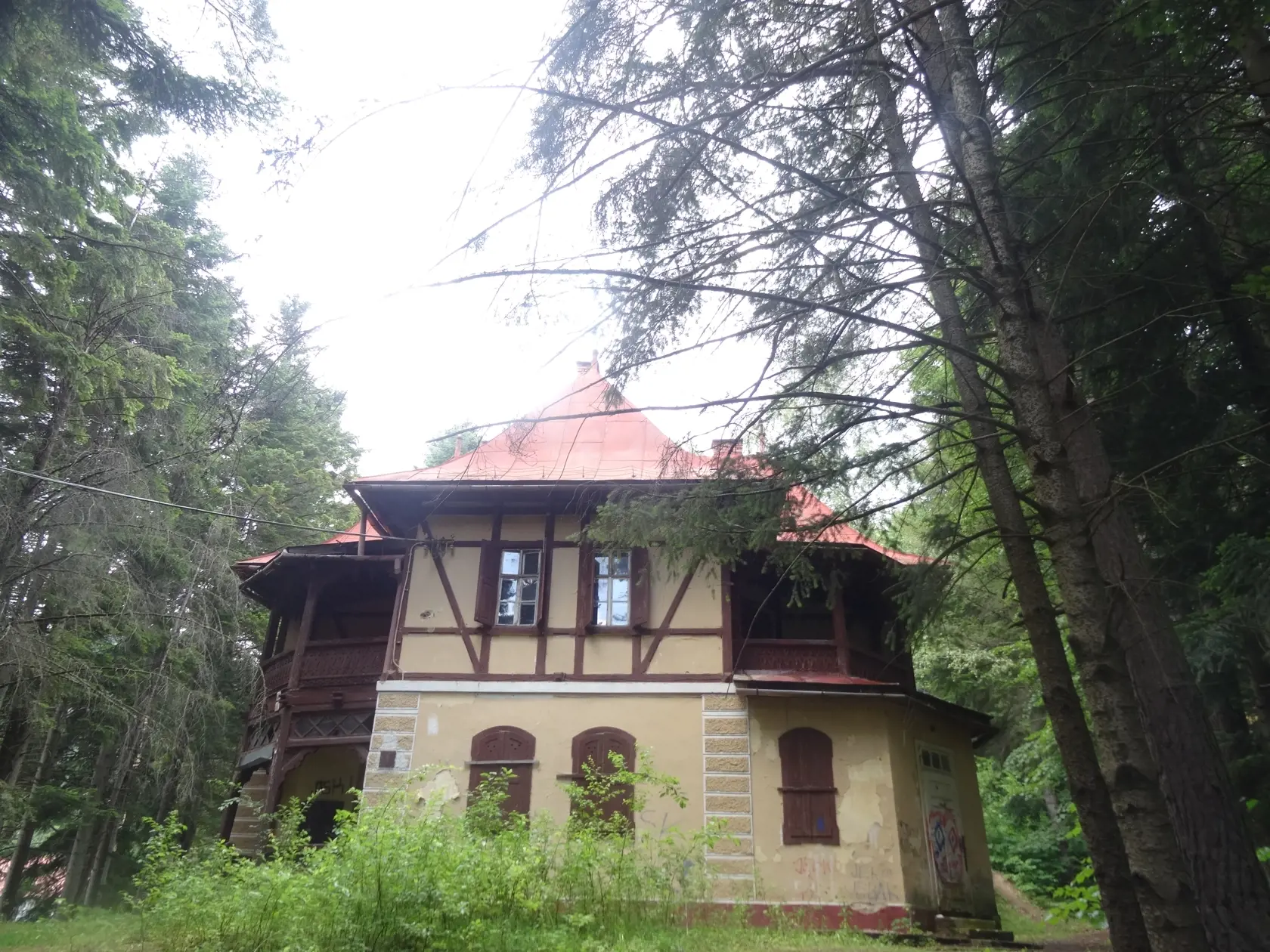 Kúpeľný dom Pionier je v úbohom stave, potreboval by rekonštrukciu. Aktuálny vlastník sa o svoj majetok nestará.