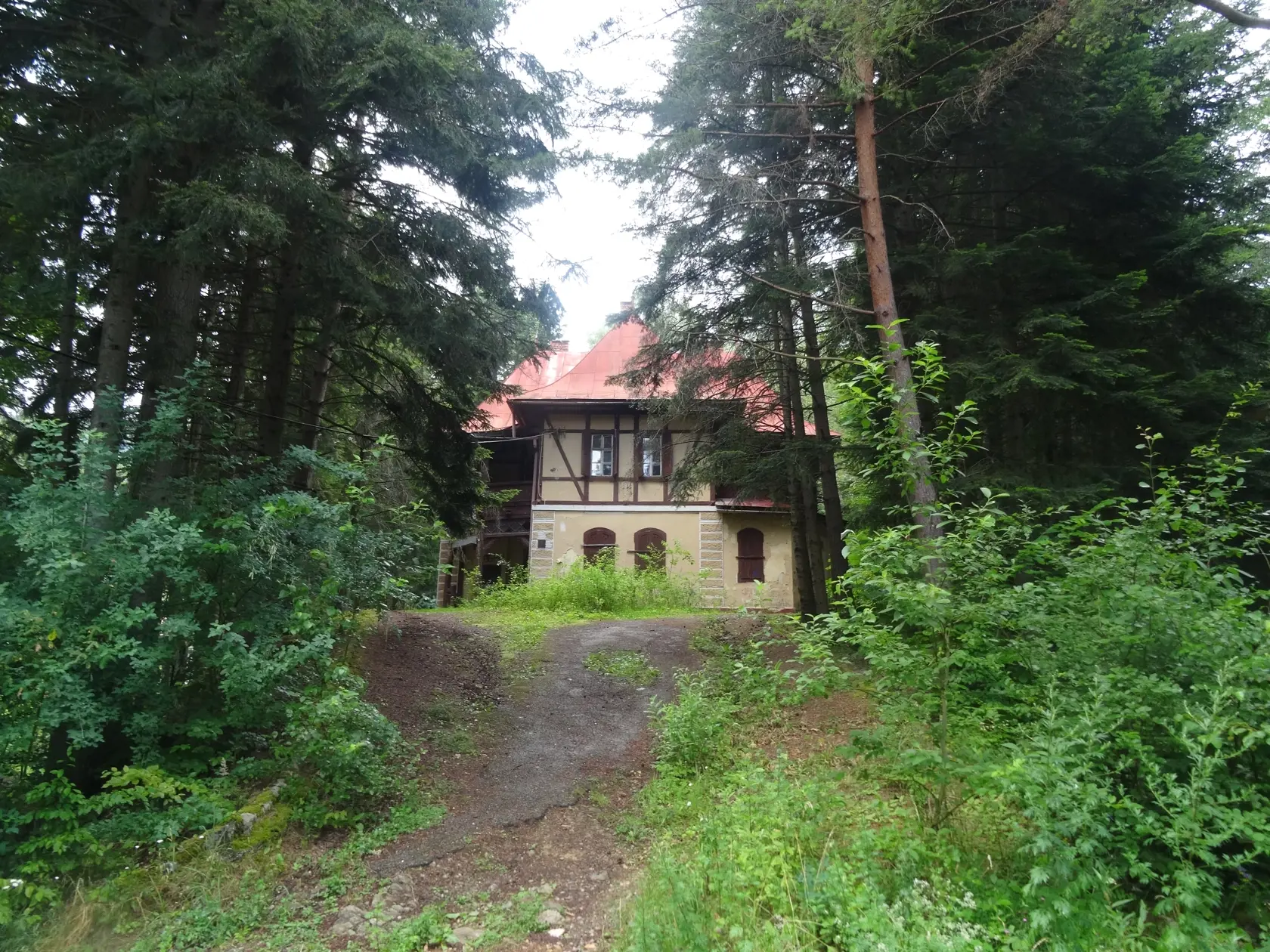 Kúpeľný dom Pionier je v úbohom stave, potreboval by rekonštrukciu. Aktuálny vlastník sa o svoj majetok nestará.