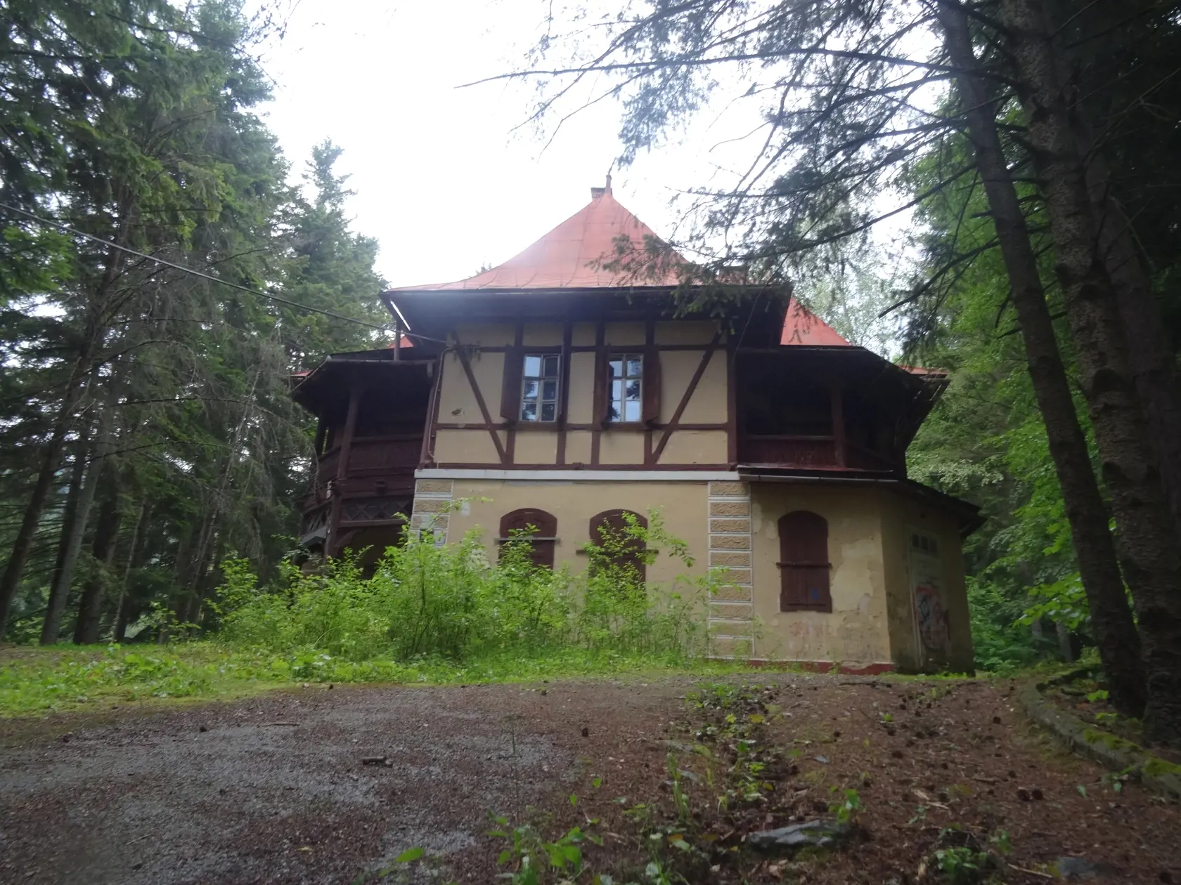 Kúpeľný dom Pionier je v úbohom stave, potreboval by rekonštrukciu. Aktuálny vlastník sa o svoj majetok nestará.