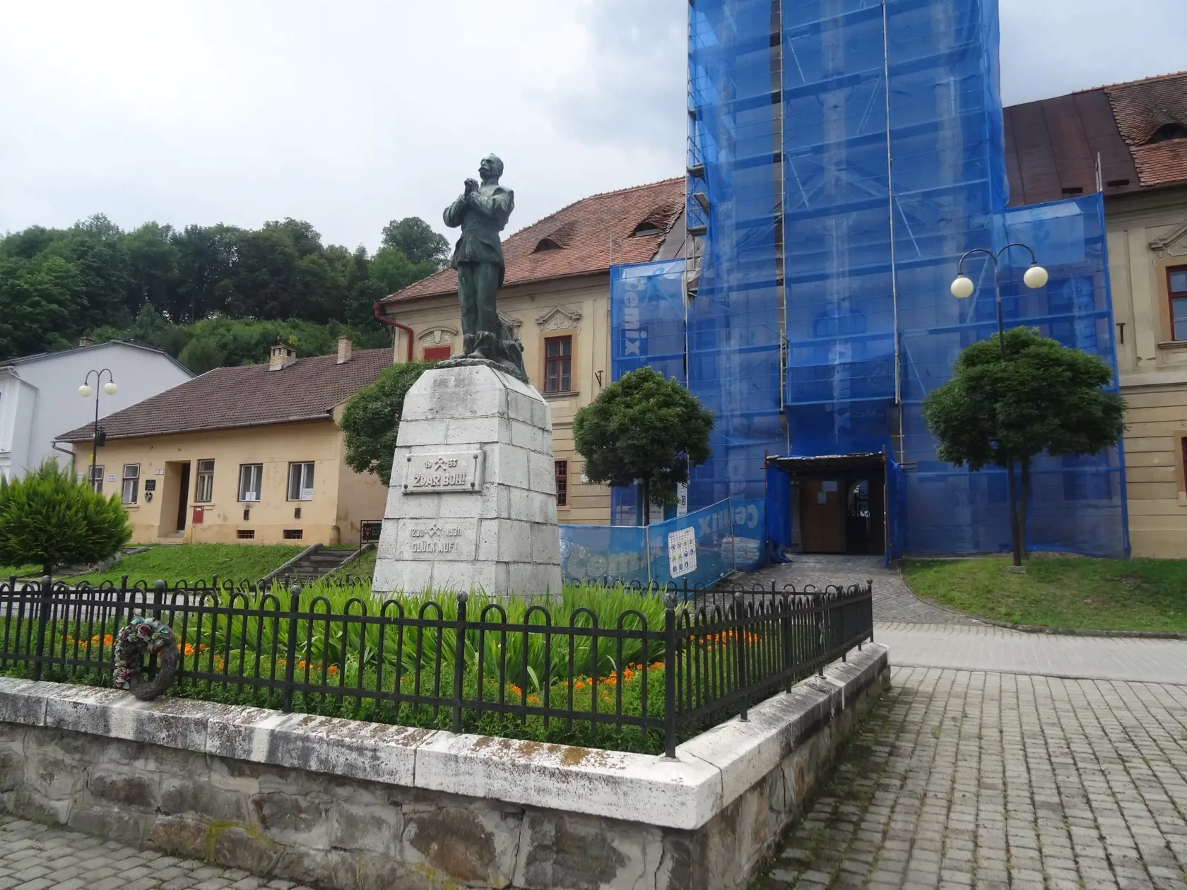 Mesto Gelnica realizuje projekty  a vďaka ním sa snaží obnovovať historické centrum mesta. Na tomto zábere vidíme vežu Baníckeho múzea.