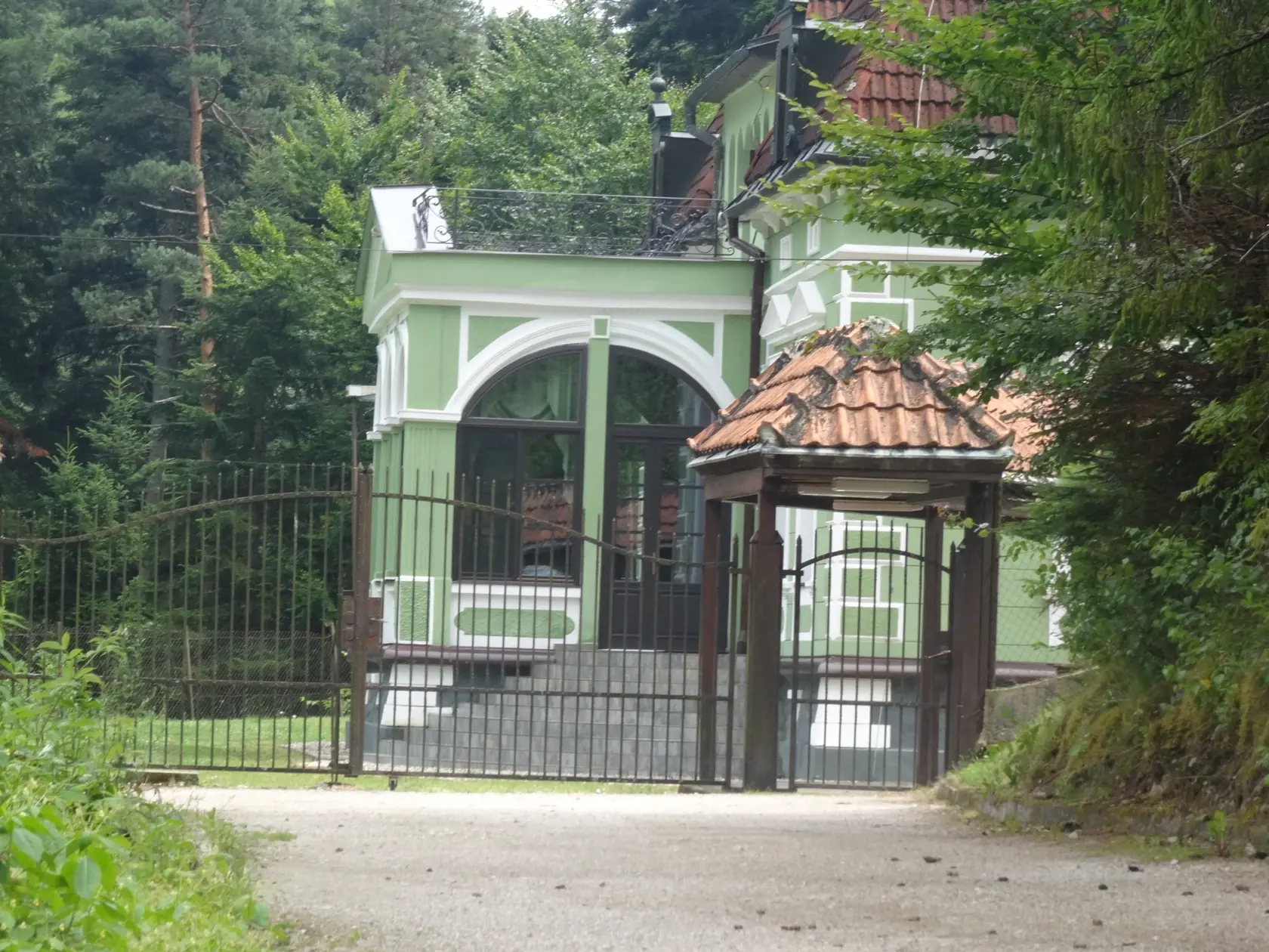 Niekdajší Kúpeľný dom Dorottya patril v minulosti podnikateľovi Jozefovi Májskemu. Keď vedel, že sa base nevyhne, rýchlo ho predal. Dnes je to súkromná vilka určená na oddych a relax majiteľov.