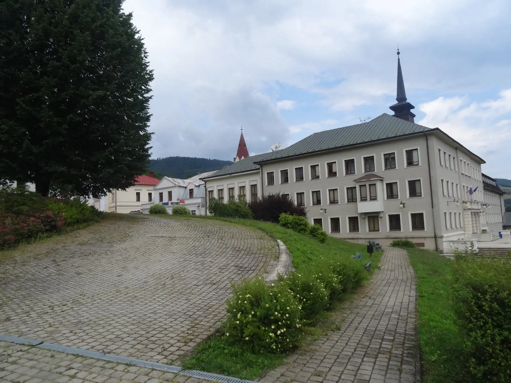 Historické centrum mesta. V pozadí veže dvoch kostolov.