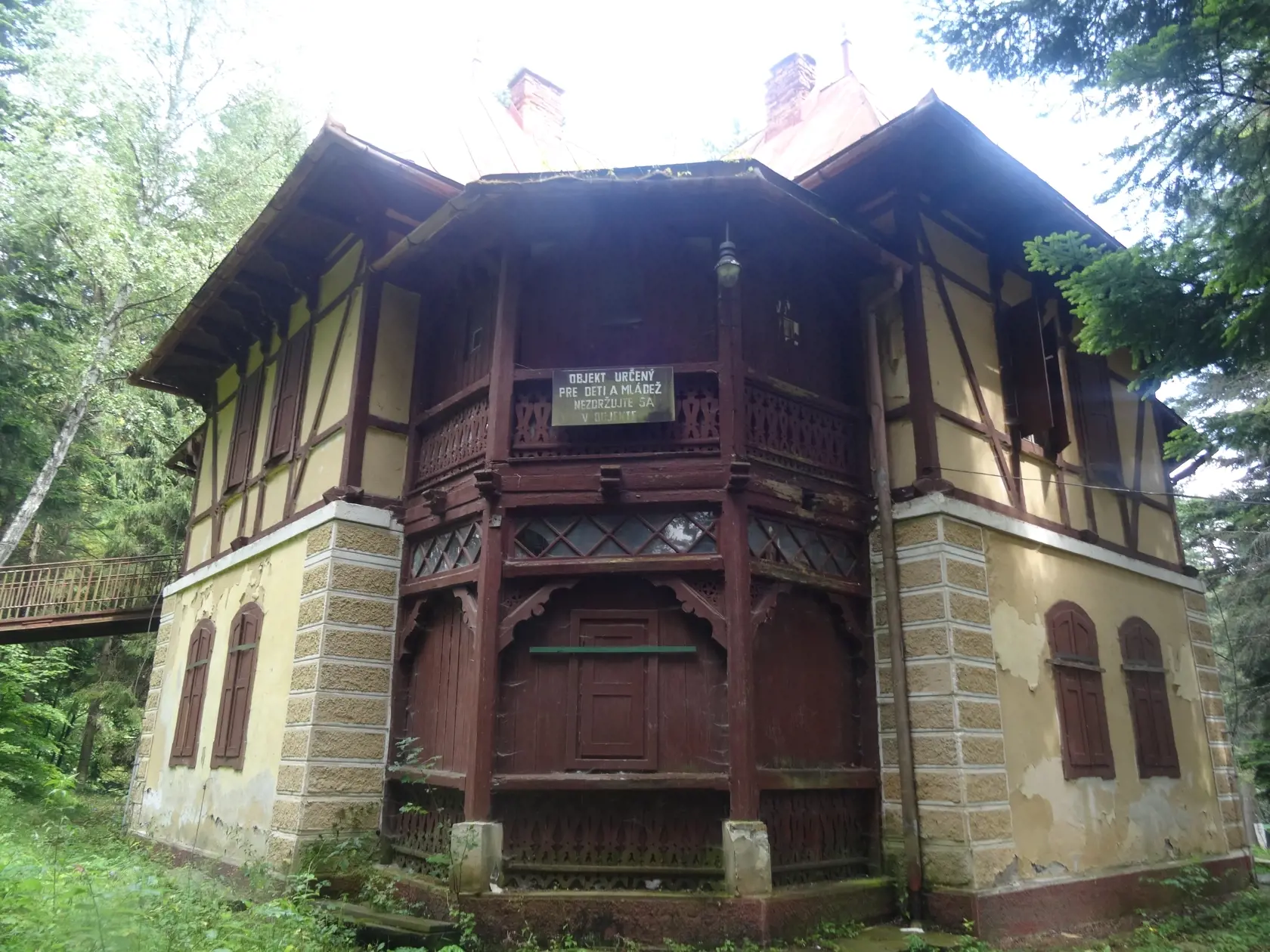 Kúpeľný dom Pionier je v úbohom stave, potreboval by rekonštrukciu. Aktuálny vlastník sa o svoj majetok nestará.