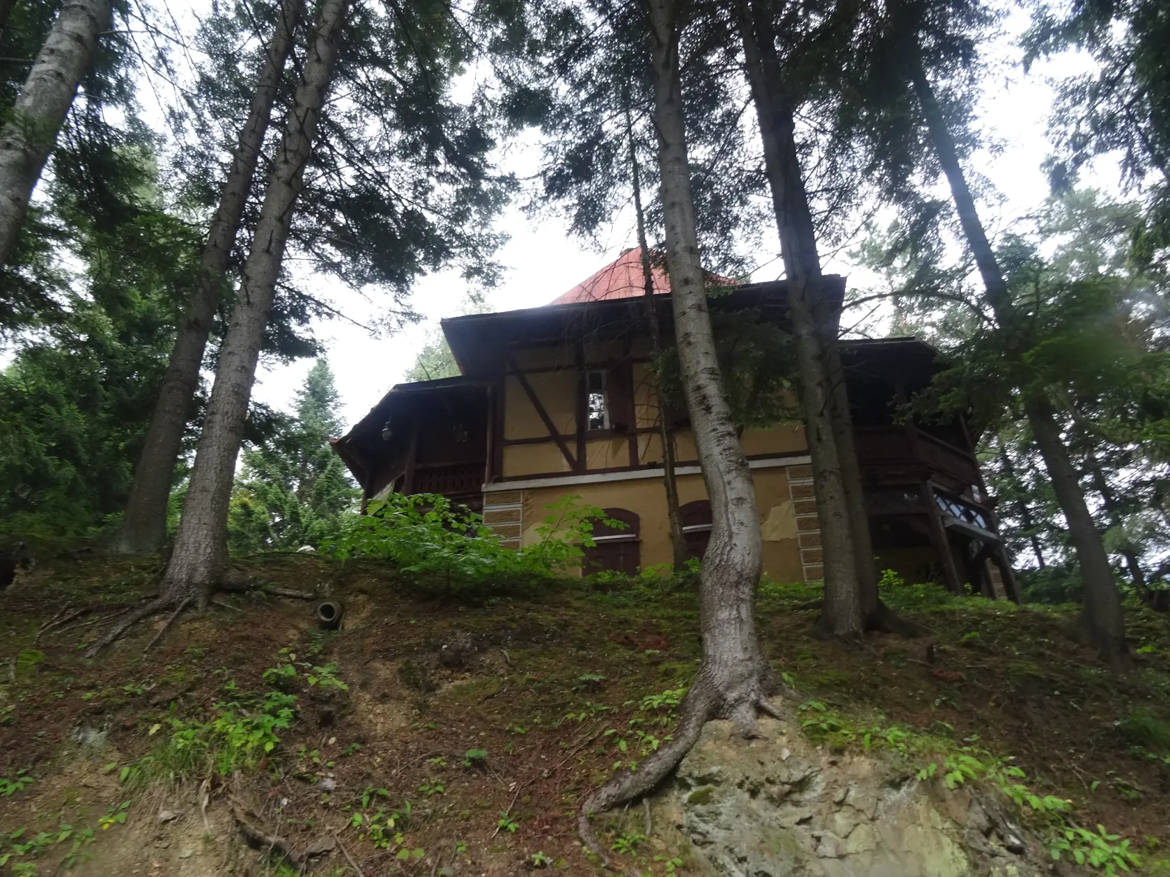 Kúpeľný dom Pionier je v úbohom stave, potreboval by rekonštrukciu. Aktuálny vlastník sa o svoj majetok nestará.