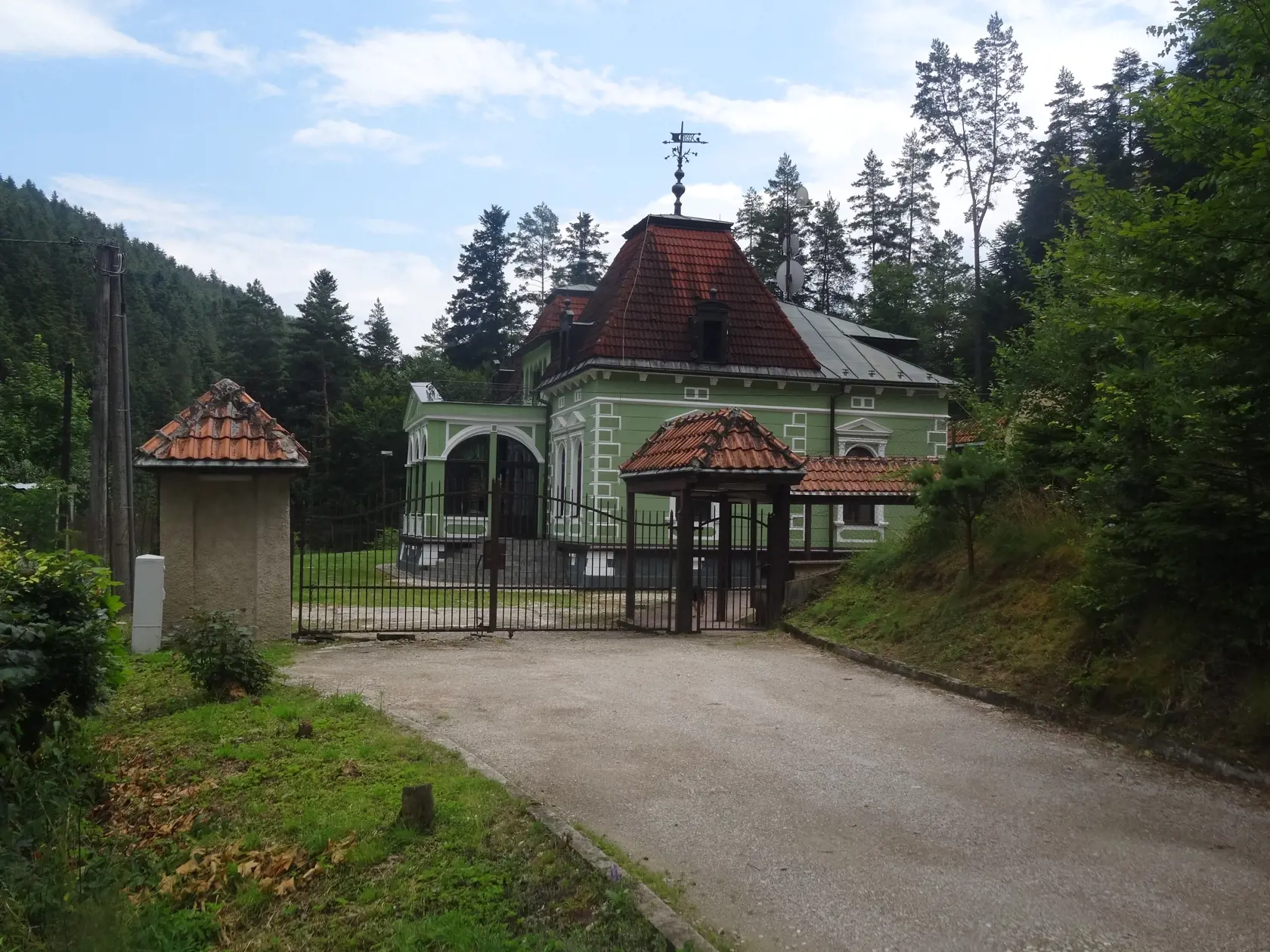 Niekdajší Kúpeľný dom Dorottya patril v minulosti podnikateľovi Jozefovi Májskemu. Keď vedel, že sa base nevyhne, rýchlo ho predal. Dnes je to súkromná vilka určená na oddych a relax majiteľov.