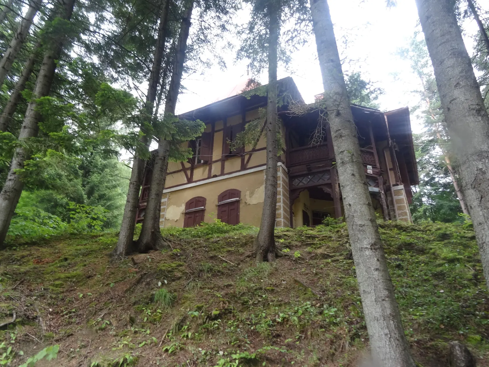 Kúpeľný dom Pionier je v úbohom stave, potreboval by rekonštrukciu. Aktuálny vlastník sa o svoj majetok nestará.