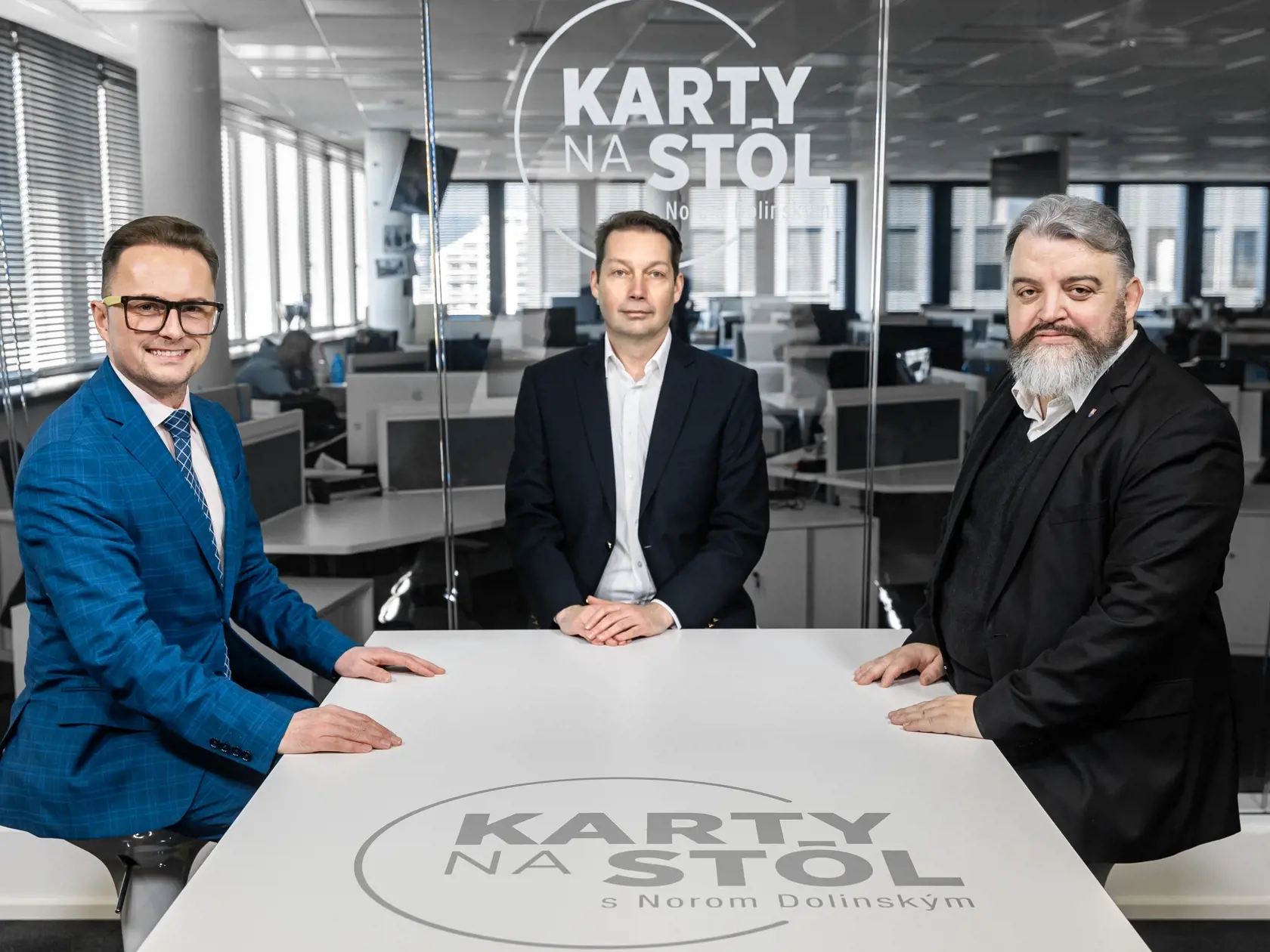 Diskusná relácia "Karty na stôl", ktorej hosťami boli Miroslav Řádek a Eduard Chmelár.