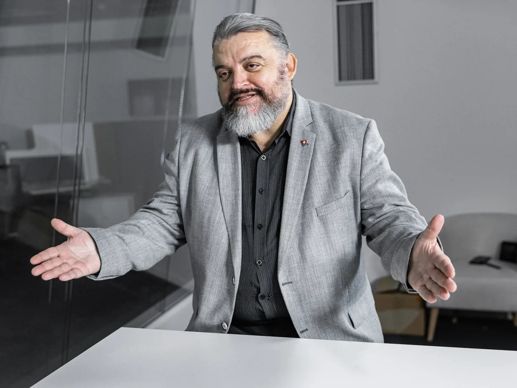 Diskusná relácia "Karty na stôl", ktorej hosťom bol Eduard Chmelár.