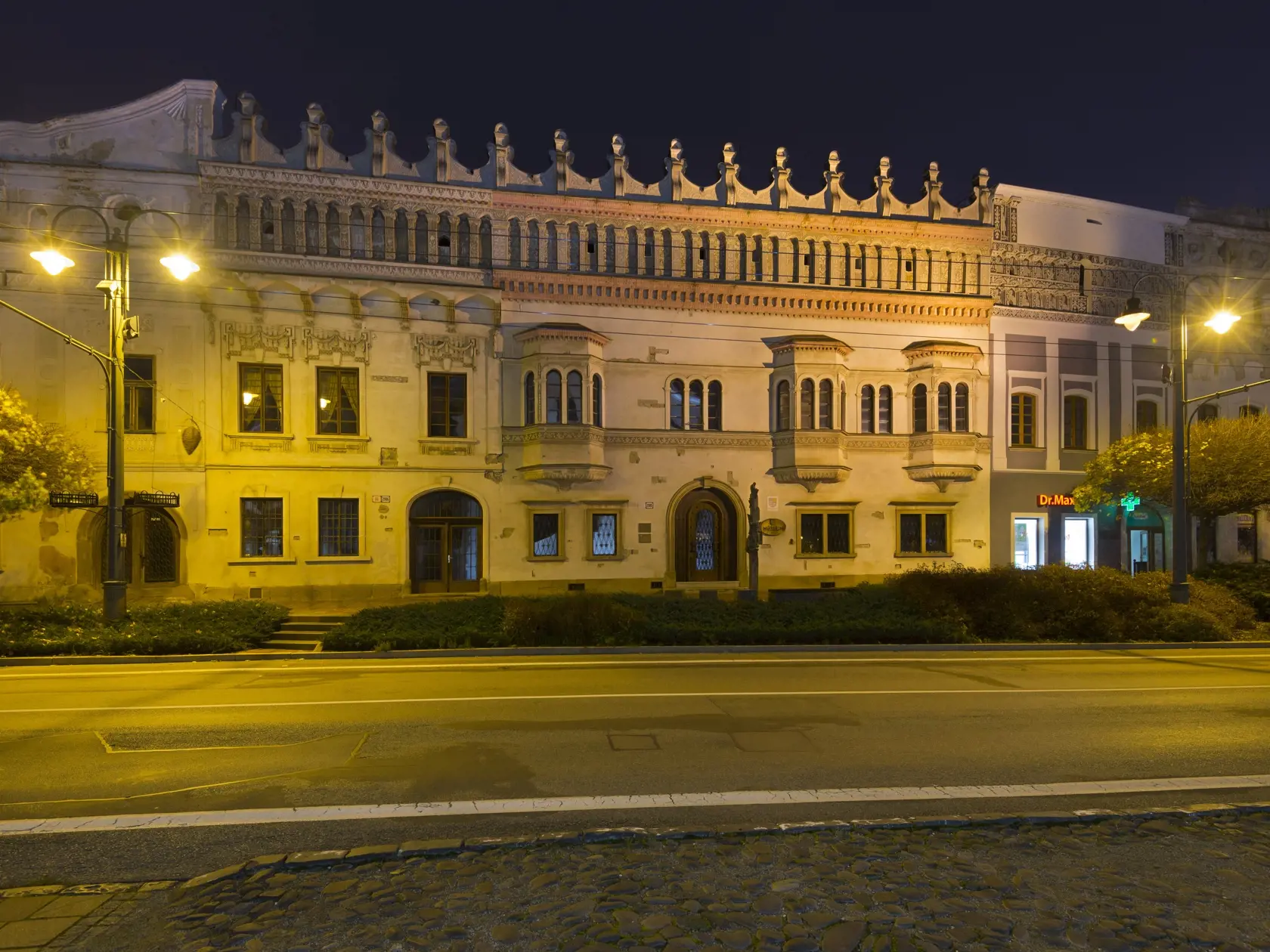 Večerný Prešov. Na snímke Rákociho palác z Hlavnej ulice v historickom centre Prešova, sídlo Krajského múzea v Prešove. V Prešove 9. novembra 2022. FOTO TASR – Milan Kapusta
