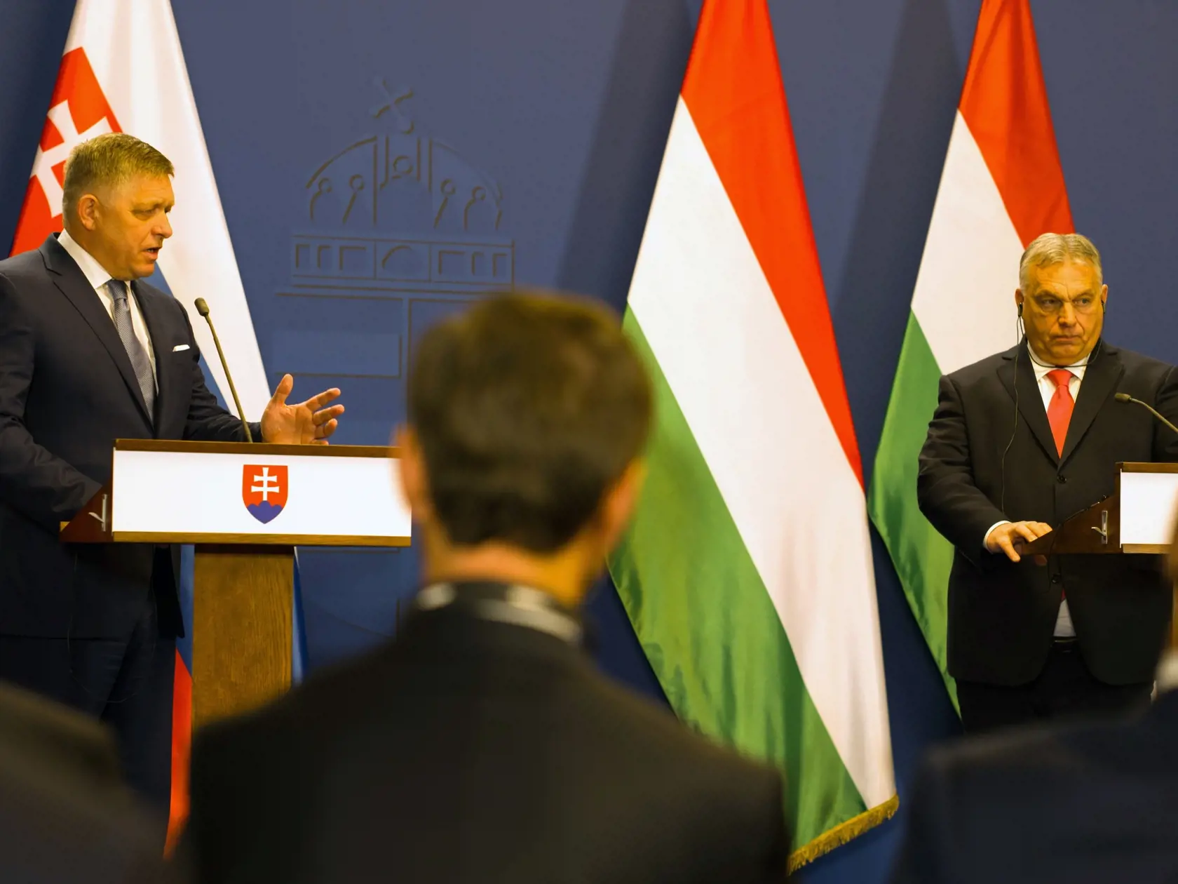 Na snímke slovenský premiér Robert Fico (vľavo) a maďarský premiér Viktor Orbán počas spoločnej tlačovej konferencie v Budapešti v utorok 16. januára 2024. FOTO TASR - Ladislav Vallach